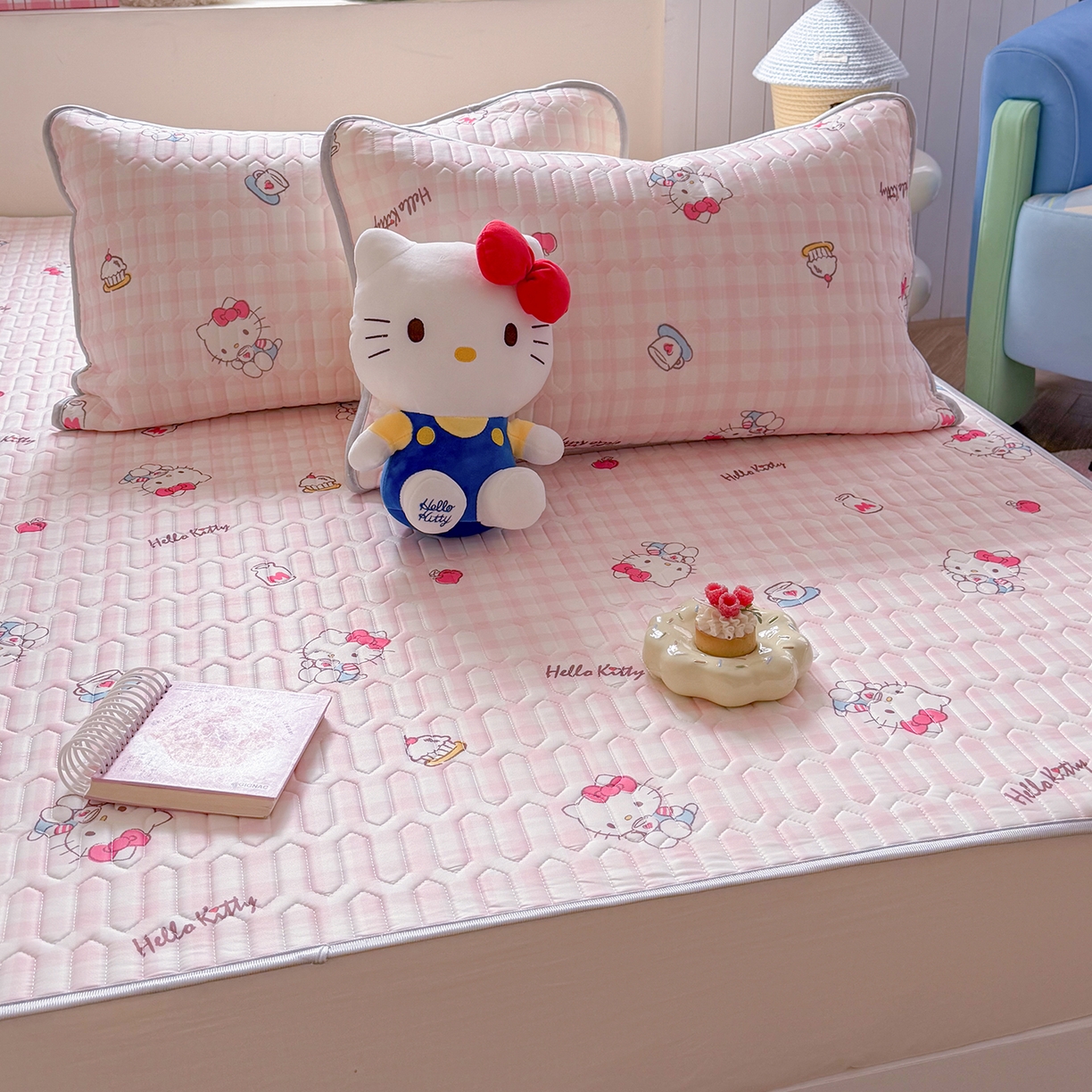 91家纺网 家纺一手货源 找家纺 桃子家居 2026新款A类正版授权三丽鸥高品质凉感丝乳胶席空调软席系列三件套 三丽鸥乳胶席-粉格甜品KT