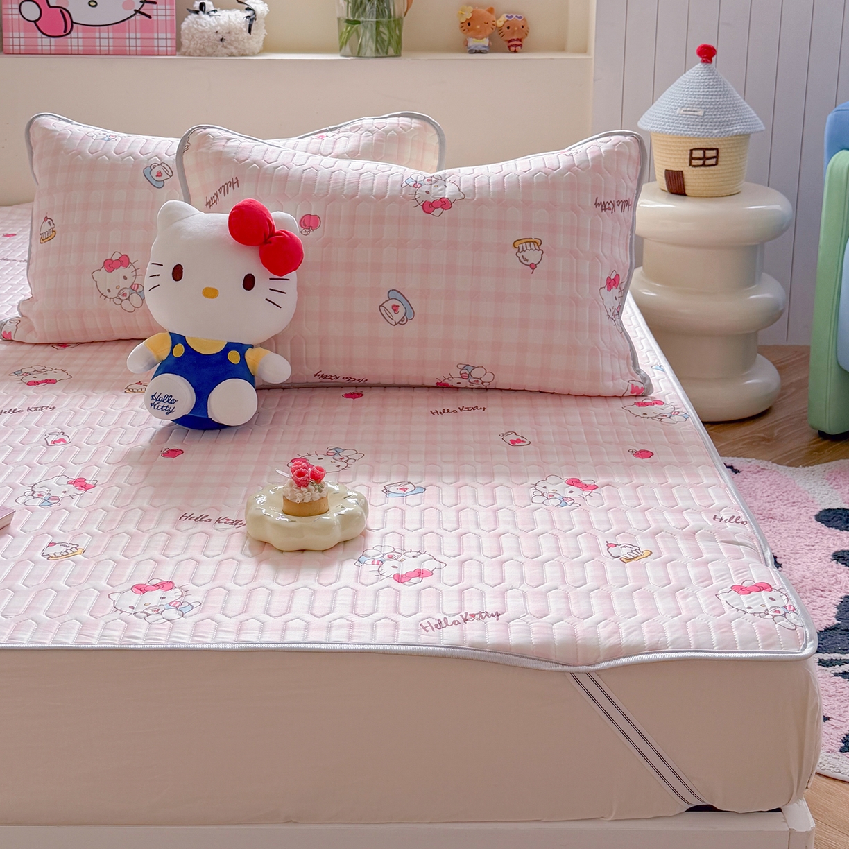 91家纺网 家纺一手货源 找家纺 桃子家居 2026新款A类正版授权三丽鸥高品质凉感丝乳胶席空调软席系列三件套 三丽鸥乳胶席-粉格甜品KT