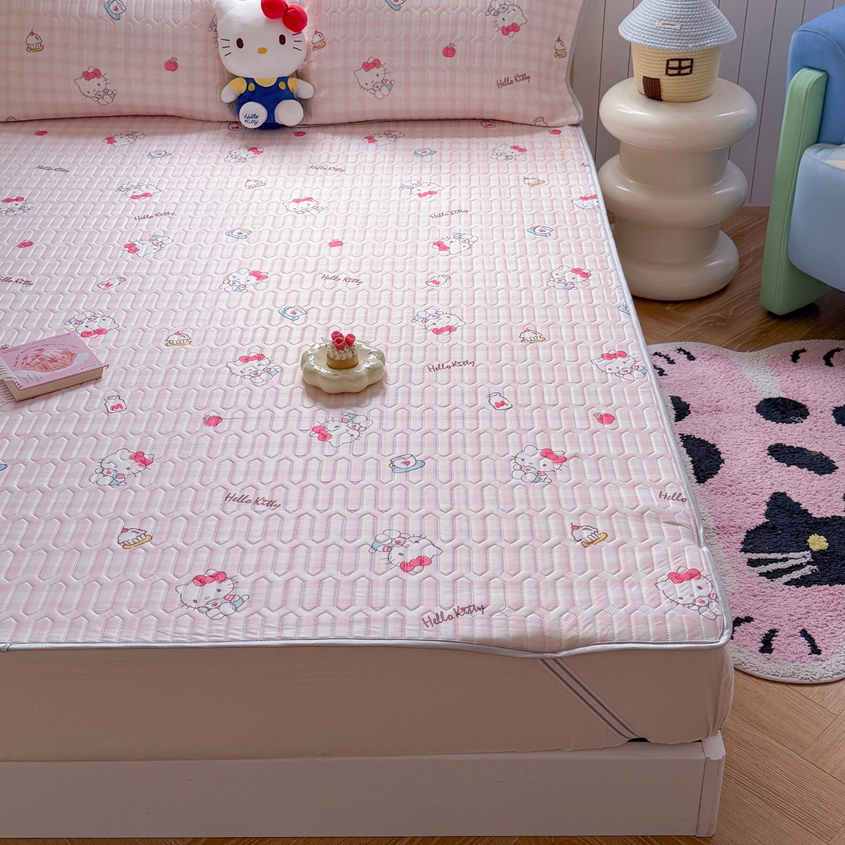 91家纺网 家纺一手货源 找家纺 桃子家居 2026新款A类正版授权三丽鸥高品质凉感丝乳胶席空调软席系列三件套 三丽鸥乳胶席-粉格甜品KT