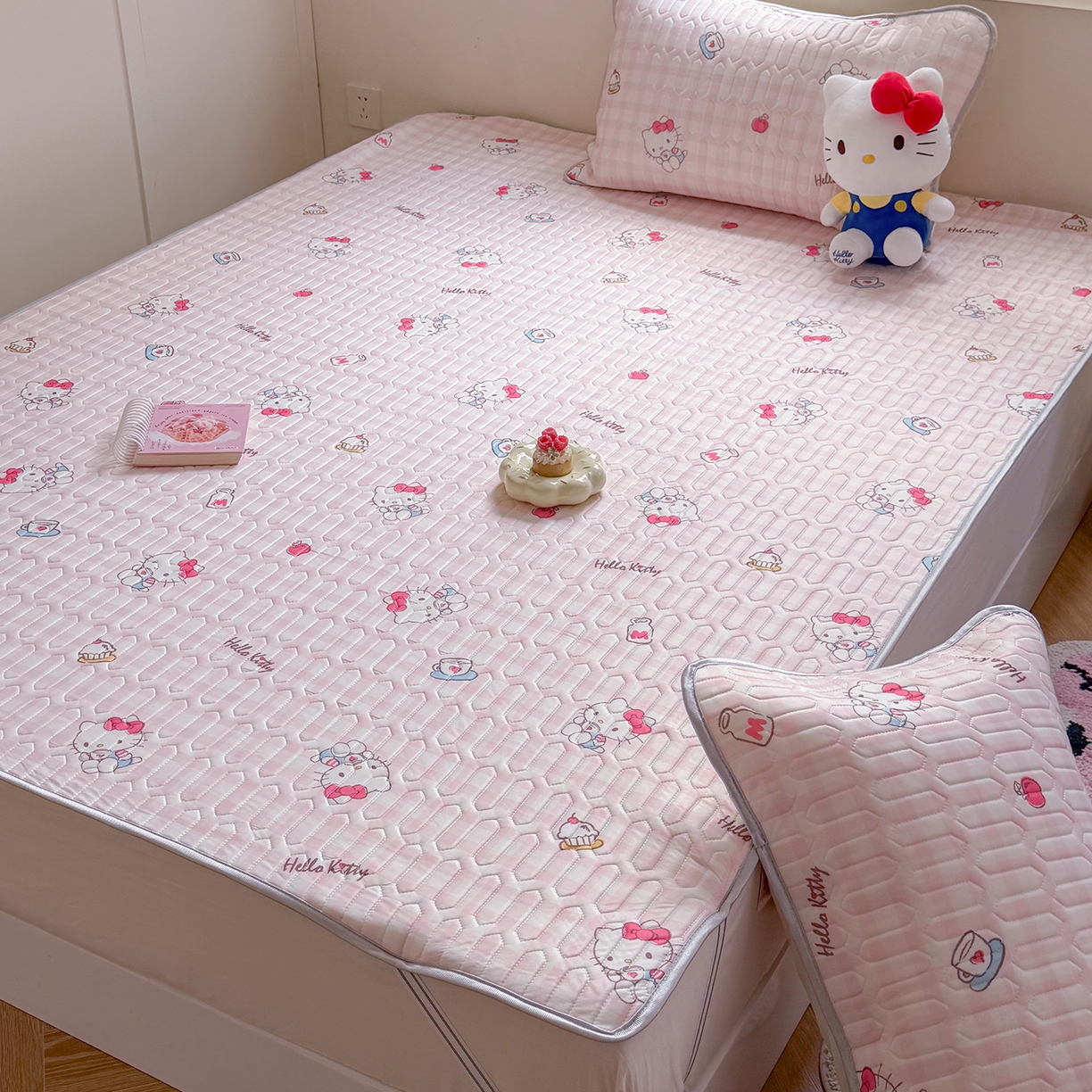 91家纺网 家纺一手货源 找家纺 桃子家居 2026新款A类正版授权三丽鸥高品质凉感丝乳胶席空调软席系列三件套 三丽鸥乳胶席-粉格甜品KT