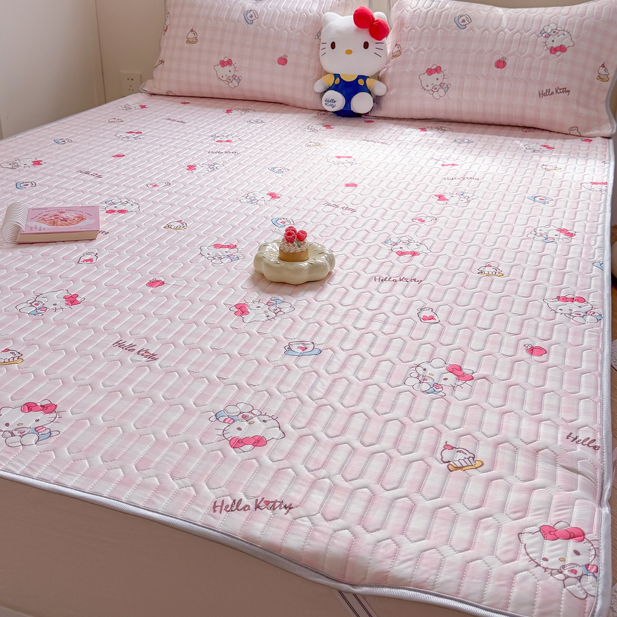 91家纺网 家纺一手货源 找家纺 桃子家居 2026新款A类正版授权三丽鸥高品质凉感丝乳胶席空调软席系列三件套 三丽鸥乳胶席-粉格甜品KT