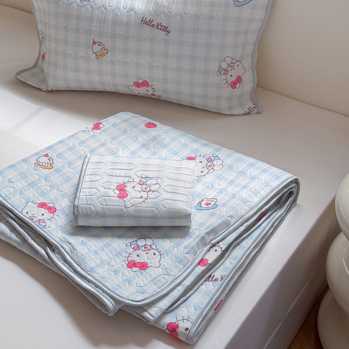 91家纺网 家纺一手货源 找家纺 桃子家居 2026新款A类正版授权三丽鸥高品质凉感丝乳胶席空调软席系列三件套 三丽鸥乳胶席-蓝格甜品KT