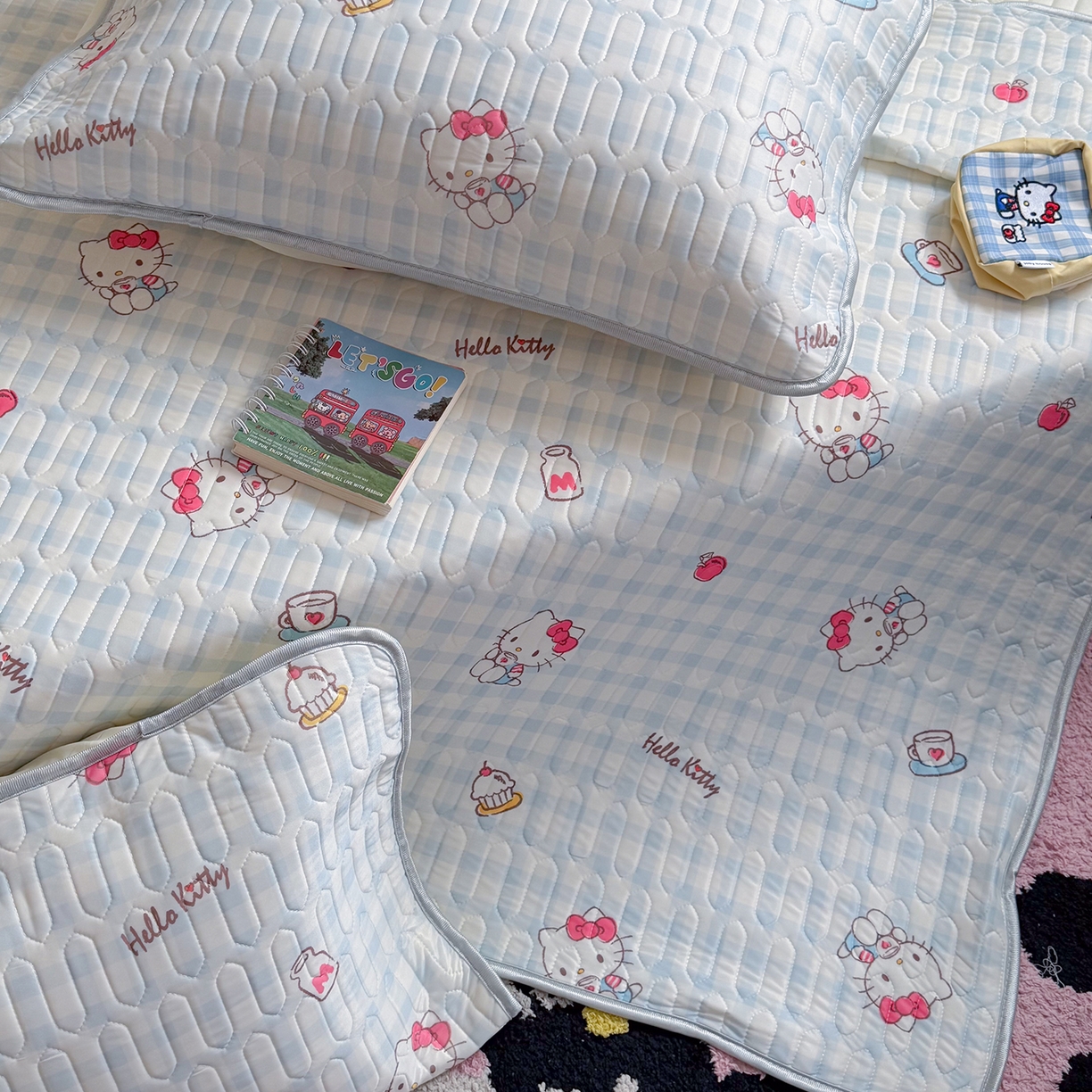 91家纺网 家纺一手货源 找家纺 桃子家居 2026新款A类正版授权三丽鸥高品质凉感丝乳胶席空调软席系列三件套 三丽鸥乳胶席-蓝格甜品KT