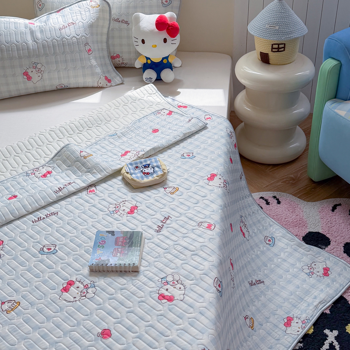 91家纺网 家纺一手货源 找家纺 桃子家居 2026新款A类正版授权三丽鸥高品质凉感丝乳胶席空调软席系列三件套 三丽鸥乳胶席-蓝格甜品KT