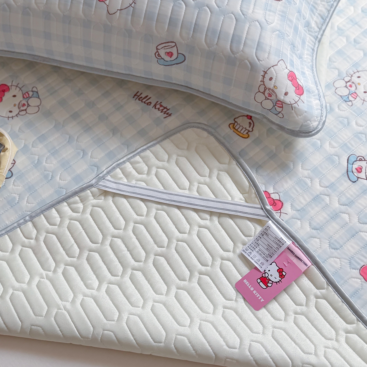 91家纺网 家纺一手货源 找家纺 桃子家居 2026新款A类正版授权三丽鸥高品质凉感丝乳胶席空调软席系列三件套 三丽鸥乳胶席-蓝格甜品KT