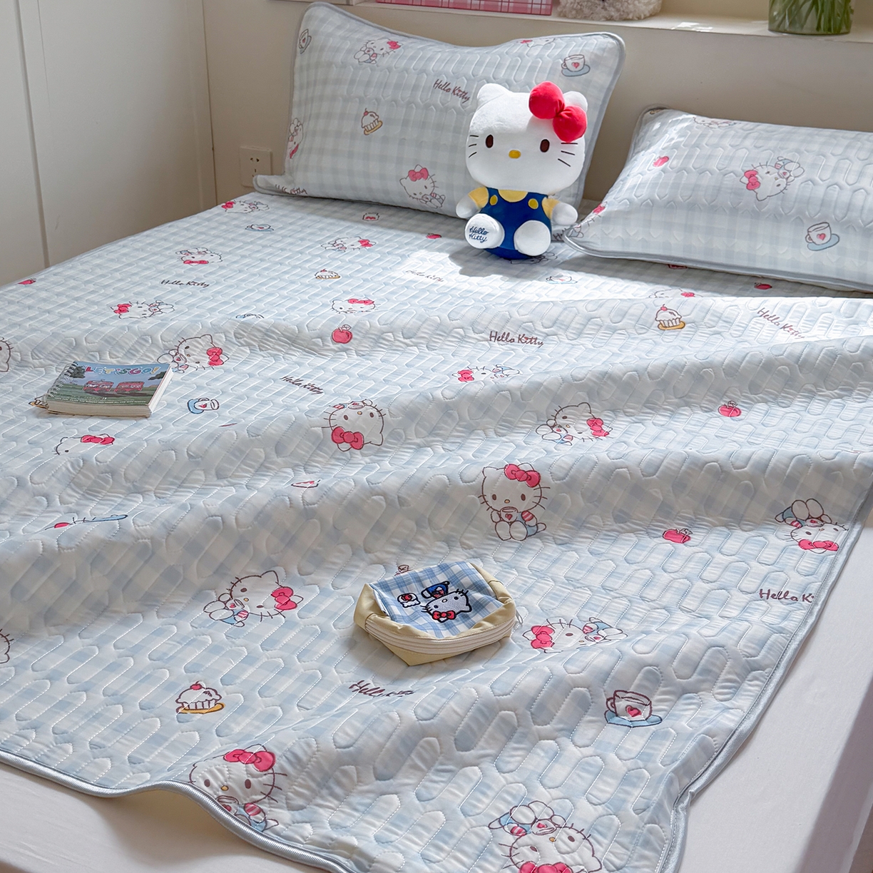 91家纺网 家纺一手货源 找家纺 桃子家居 2026新款A类正版授权三丽鸥高品质凉感丝乳胶席空调软席系列三件套 三丽鸥乳胶席-蓝格甜品KT