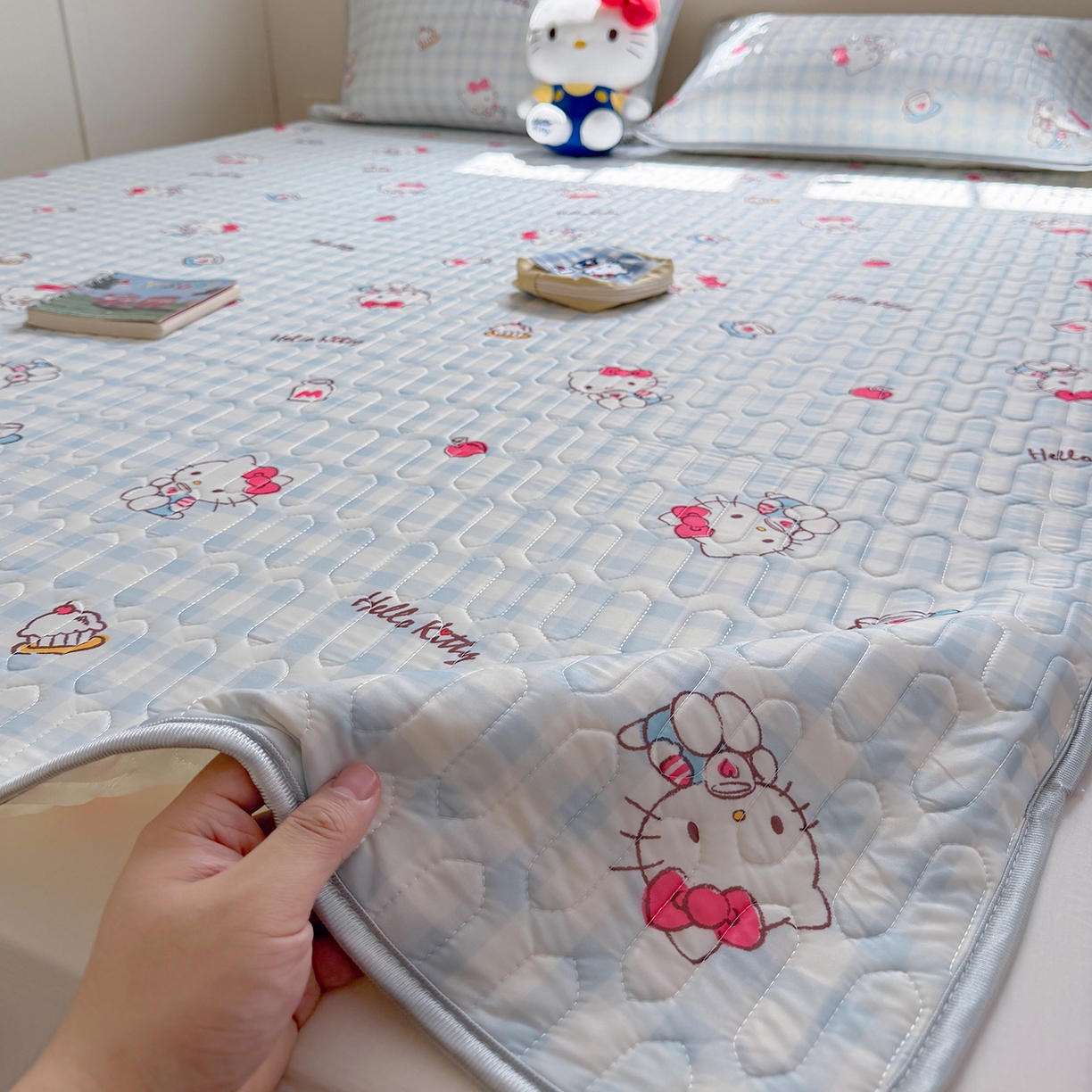 91家纺网 家纺一手货源 找家纺 桃子家居 2026新款A类正版授权三丽鸥高品质凉感丝乳胶席空调软席系列三件套 三丽鸥乳胶席-蓝格甜品KT