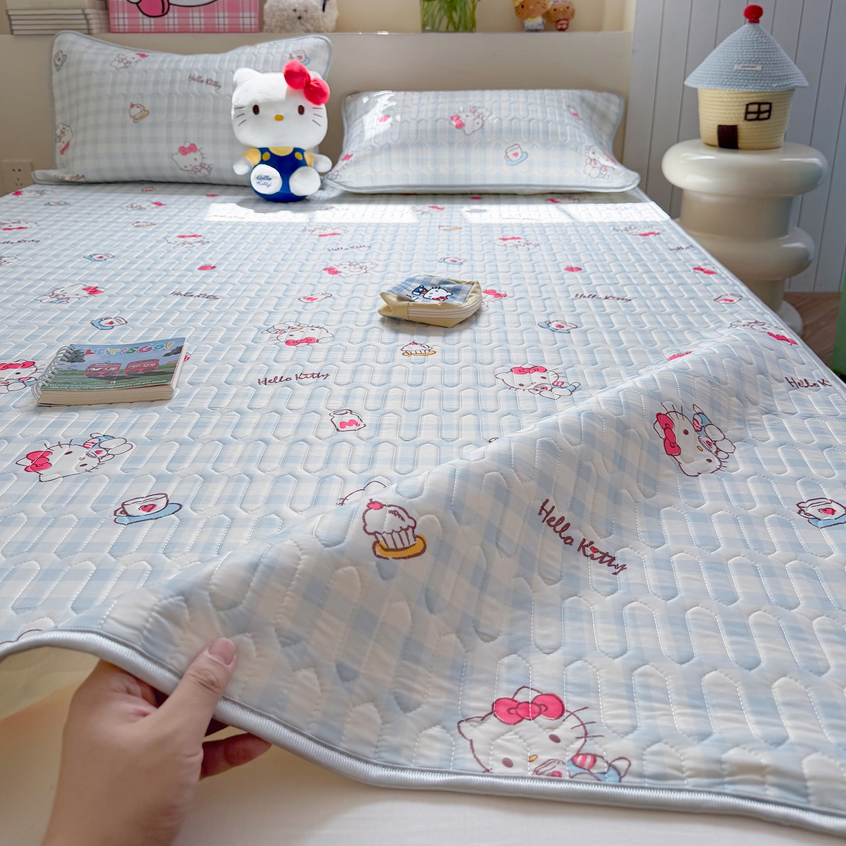 91家纺网 家纺一手货源 找家纺 桃子家居 2026新款A类正版授权三丽鸥高品质凉感丝乳胶席空调软席系列三件套 三丽鸥乳胶席-蓝格甜品KT