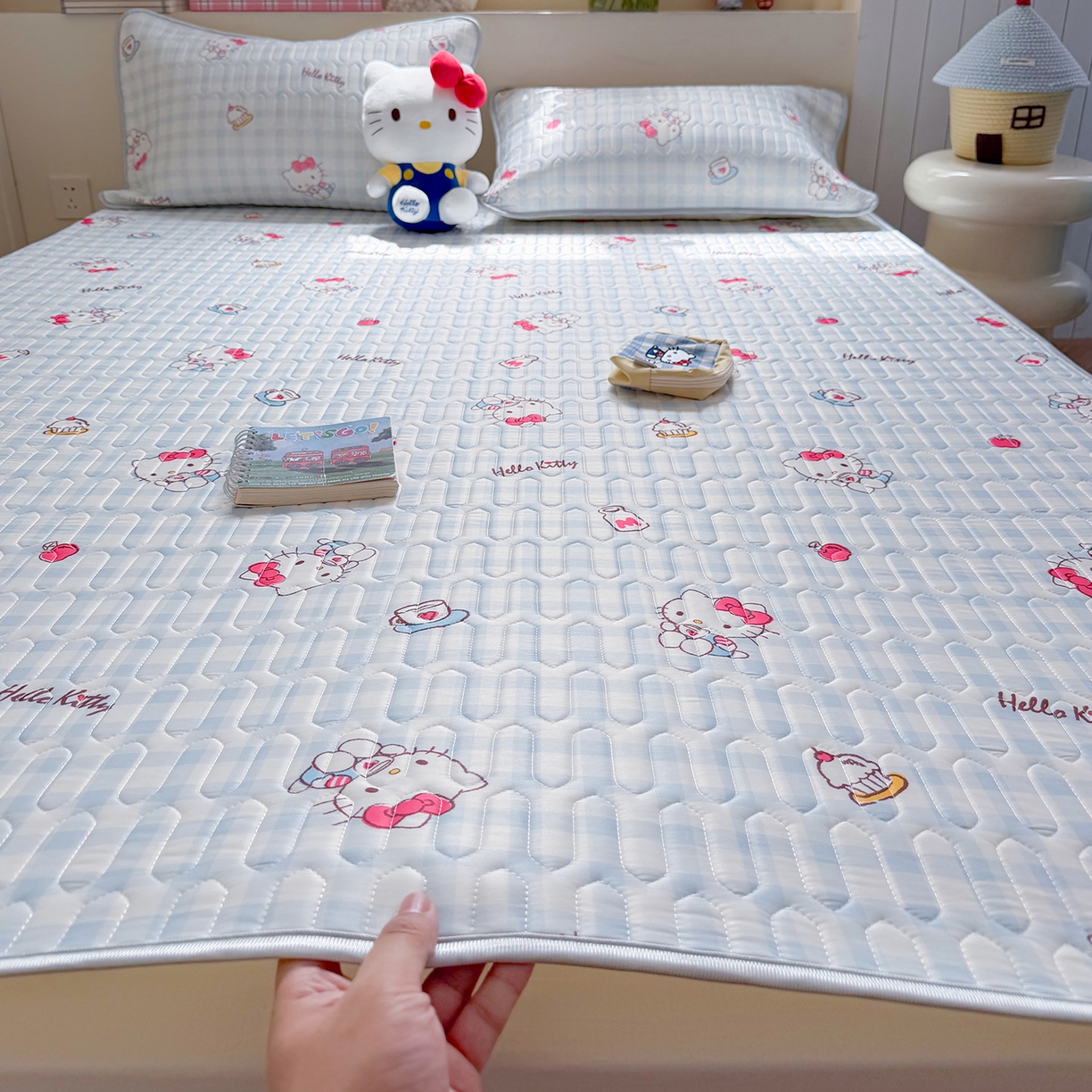 91家纺网 家纺一手货源 找家纺 桃子家居 2026新款A类正版授权三丽鸥高品质凉感丝乳胶席空调软席系列三件套 三丽鸥乳胶席-蓝格甜品KT