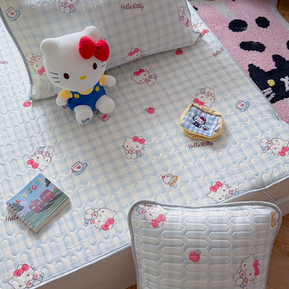 91家纺网 家纺一手货源 找家纺 桃子家居 2026新款A类正版授权三丽鸥高品质凉感丝乳胶席空调软席系列三件套 三丽鸥乳胶席-蓝格甜品KT