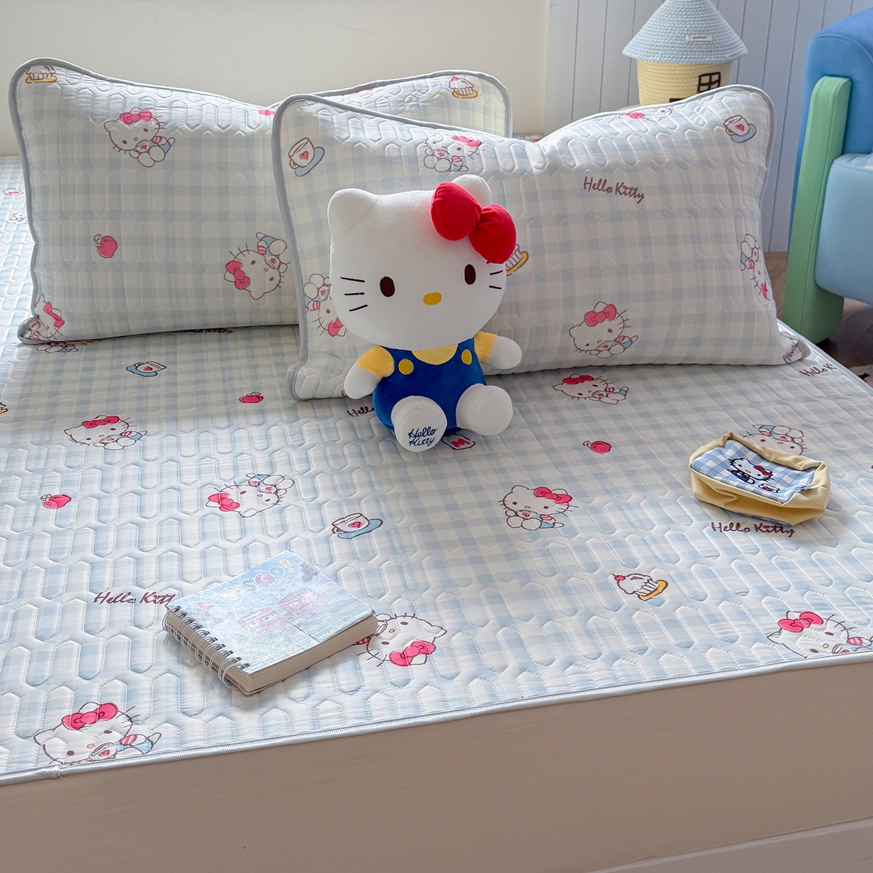 91家纺网 家纺一手货源 找家纺 桃子家居 2026新款A类正版授权三丽鸥高品质凉感丝乳胶席空调软席系列三件套 三丽鸥乳胶席-蓝格甜品KT