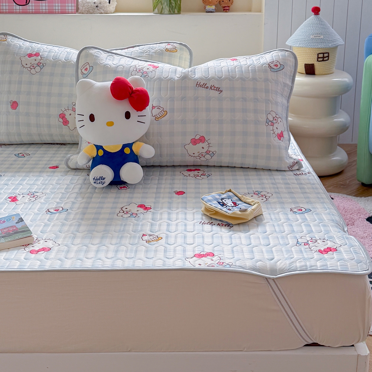 91家纺网 家纺一手货源 找家纺 桃子家居 2026新款A类正版授权三丽鸥高品质凉感丝乳胶席空调软席系列三件套 三丽鸥乳胶席-蓝格甜品KT