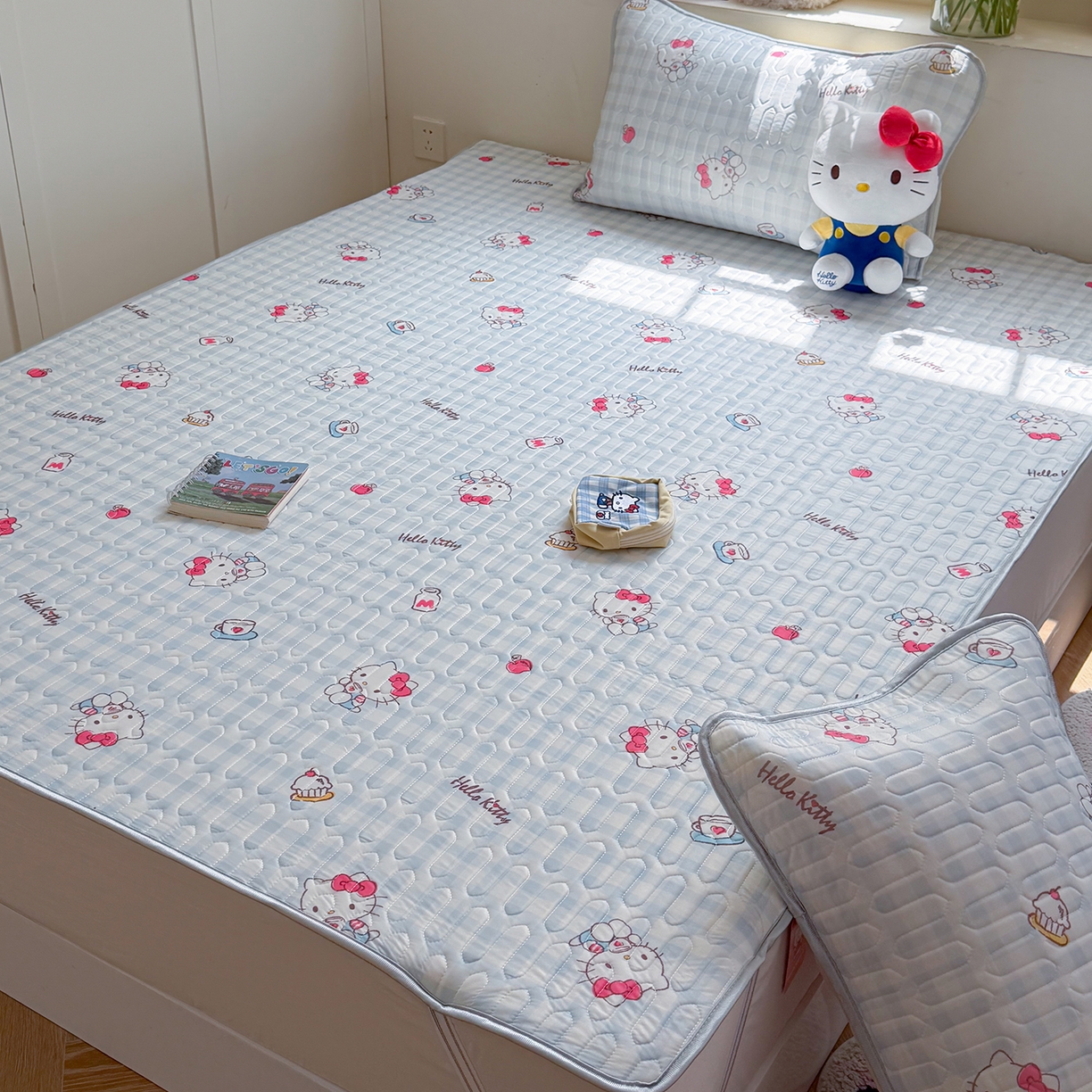 91家纺网 家纺一手货源 找家纺 桃子家居 2026新款A类正版授权三丽鸥高品质凉感丝乳胶席空调软席系列三件套 三丽鸥乳胶席-蓝格甜品KT