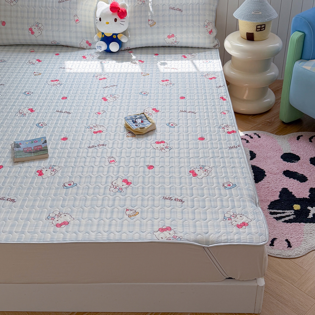 91家纺网 家纺一手货源 找家纺 桃子家居 2026新款A类正版授权三丽鸥高品质凉感丝乳胶席空调软席系列三件套 三丽鸥乳胶席-蓝格甜品KT