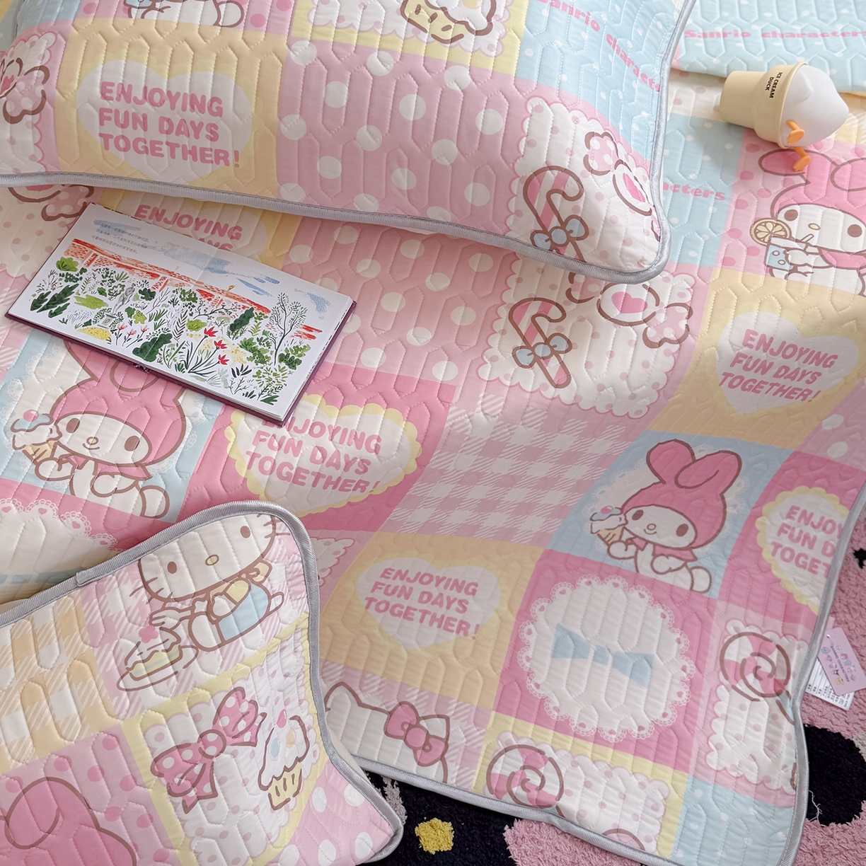 91家纺网 家纺一手货源 找家纺 桃子家居 2026新款A类正版授权三丽鸥高品质凉感丝乳胶席空调软席系列三件套 三丽鸥乳胶席-美美甜心