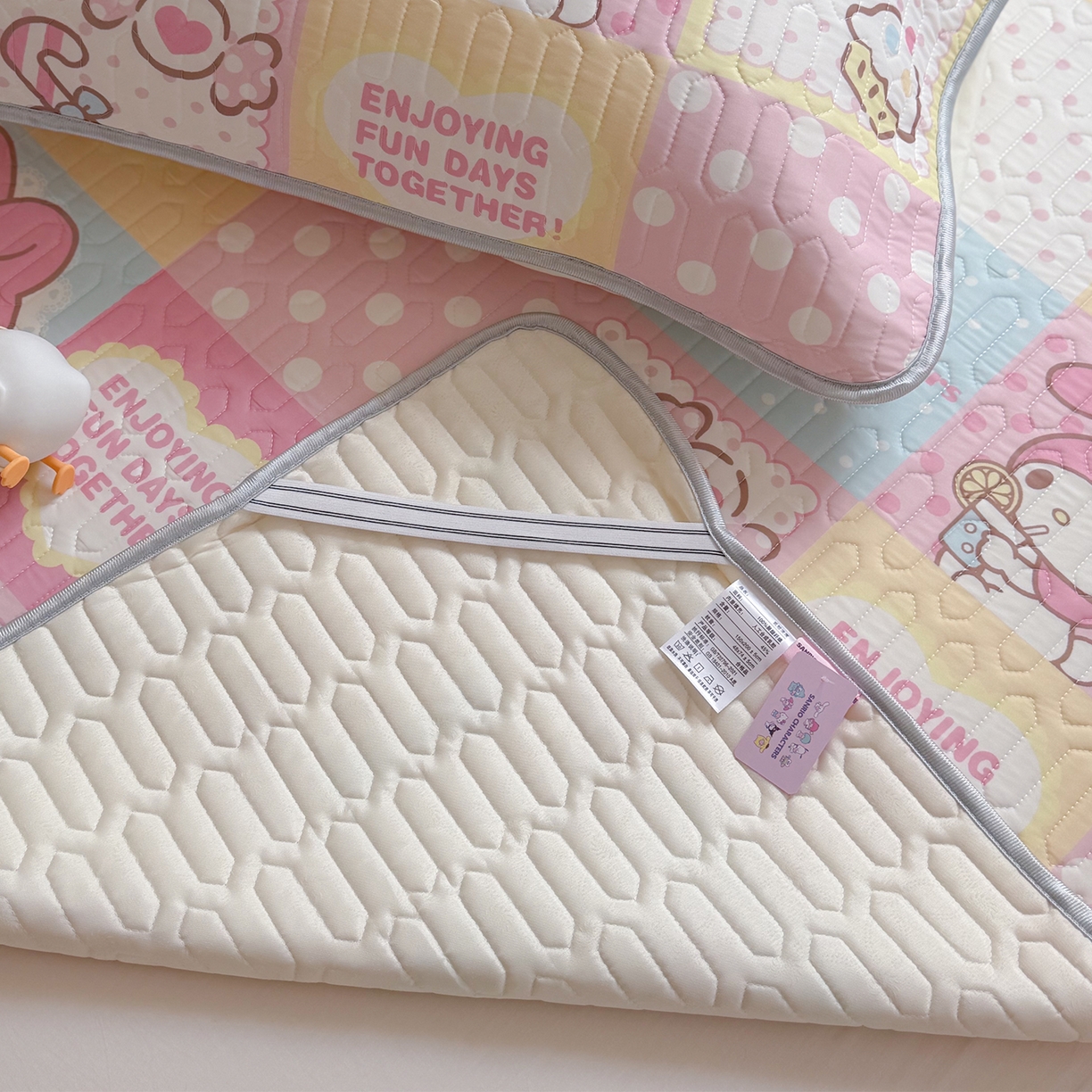 91家纺网 家纺一手货源 找家纺 桃子家居 2026新款A类正版授权三丽鸥高品质凉感丝乳胶席空调软席系列三件套 三丽鸥乳胶席-美美甜心