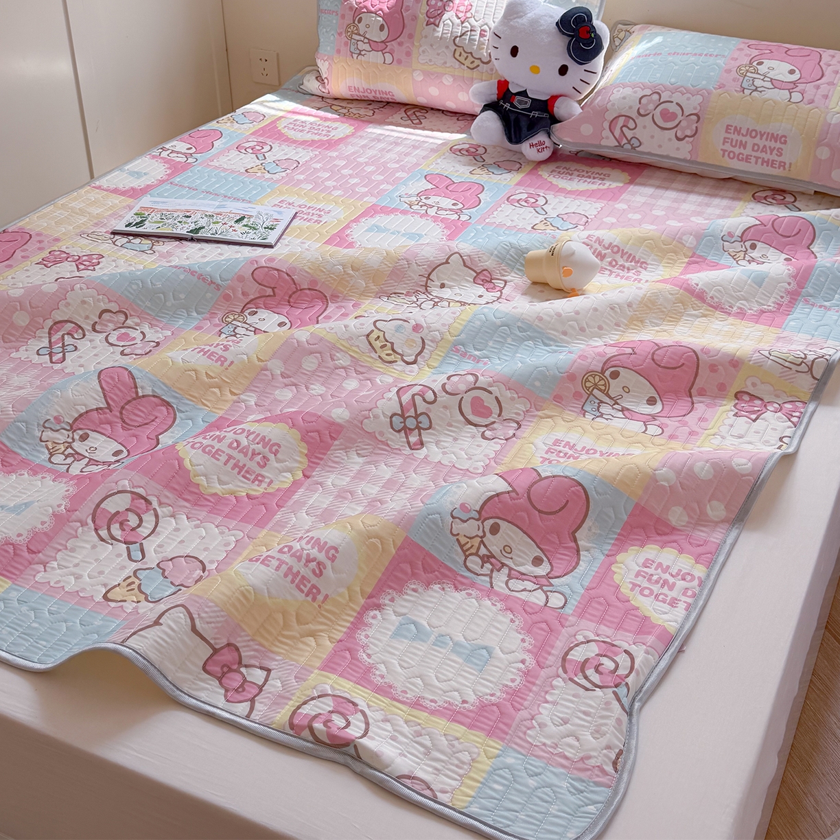 91家纺网 家纺一手货源 找家纺 桃子家居 2026新款A类正版授权三丽鸥高品质凉感丝乳胶席空调软席系列三件套 三丽鸥乳胶席-美美甜心