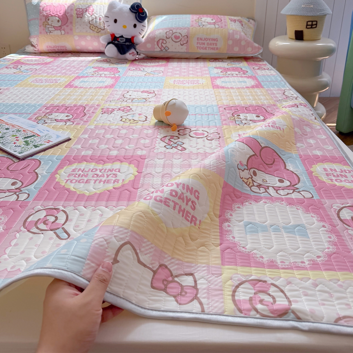 91家纺网 家纺一手货源 找家纺 桃子家居 2026新款A类正版授权三丽鸥高品质凉感丝乳胶席空调软席系列三件套 三丽鸥乳胶席-美美甜心