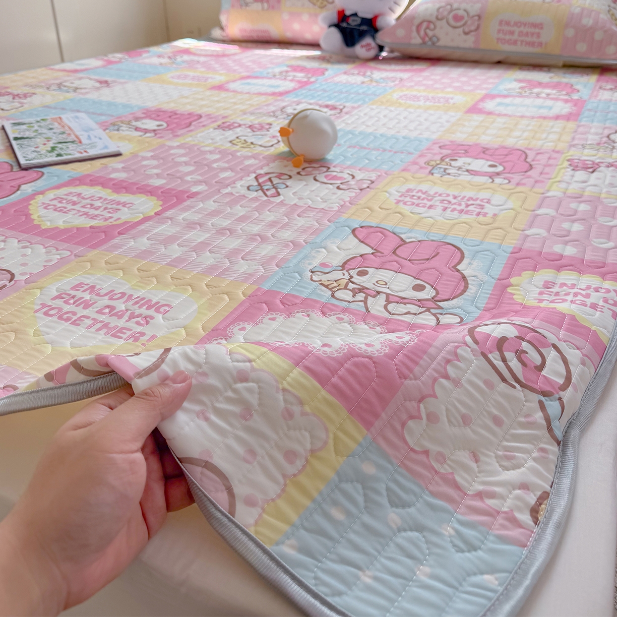 91家纺网 家纺一手货源 找家纺 桃子家居 2026新款A类正版授权三丽鸥高品质凉感丝乳胶席空调软席系列三件套 三丽鸥乳胶席-美美甜心