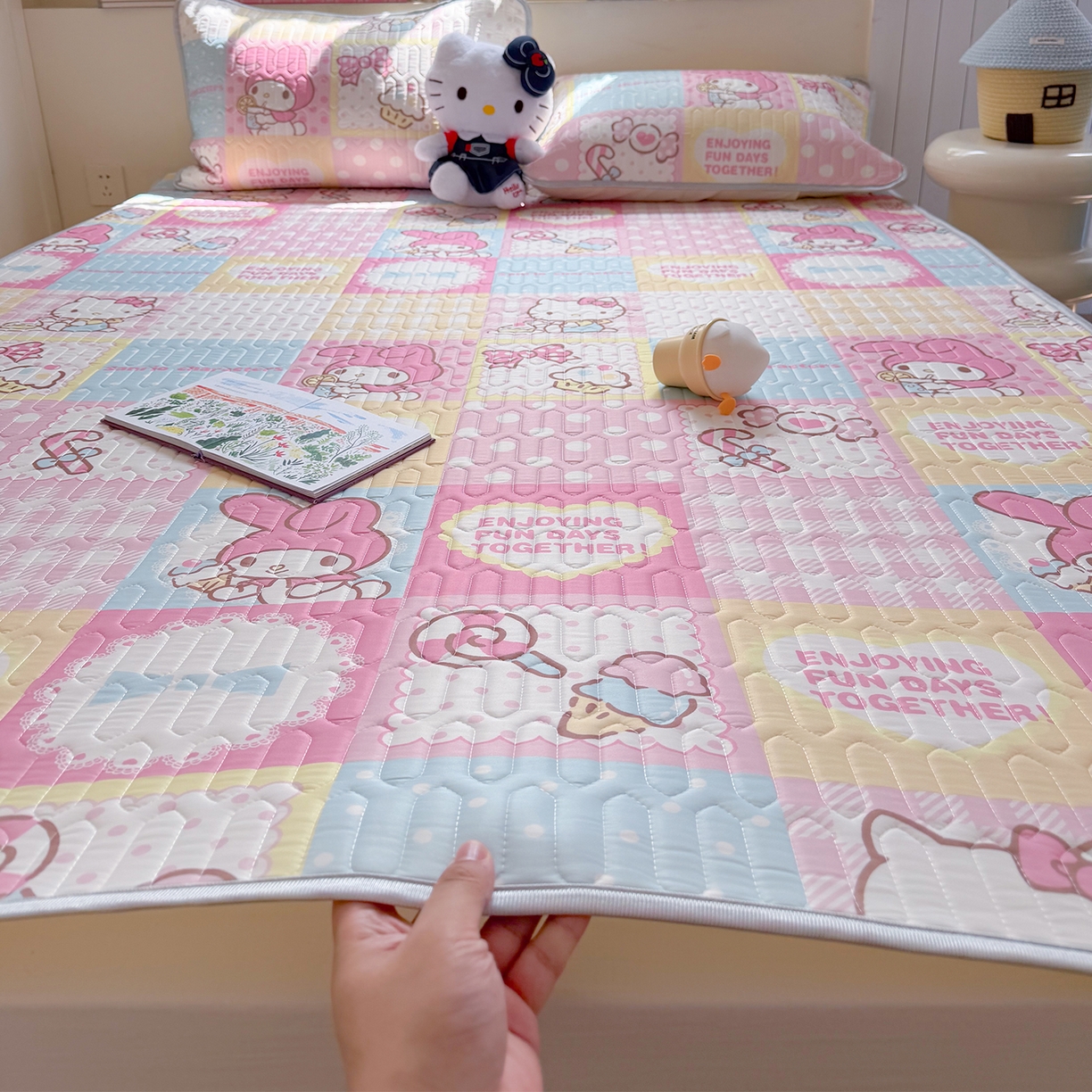 91家纺网 家纺一手货源 找家纺 桃子家居 2026新款A类正版授权三丽鸥高品质凉感丝乳胶席空调软席系列三件套 三丽鸥乳胶席-美美甜心