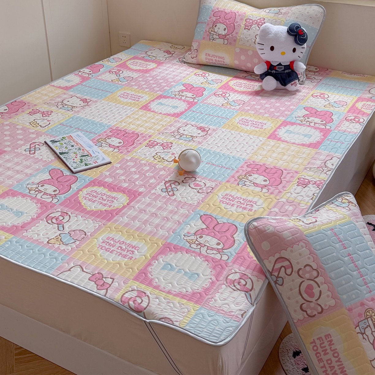 91家纺网 家纺一手货源 找家纺 桃子家居 2026新款A类正版授权三丽鸥高品质凉感丝乳胶席空调软席系列三件套 三丽鸥乳胶席-美美甜心