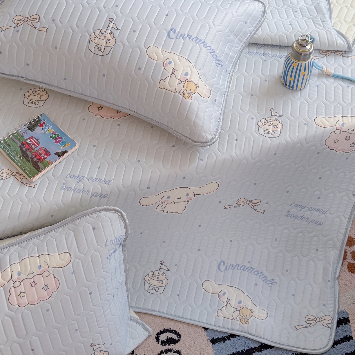 91家纺网 家纺一手货源 找家纺 桃子家居 2026新款A类正版授权三丽鸥高品质凉感丝乳胶席空调软席系列三件套 三丽鸥乳胶席-奶油蓝点大耳狗