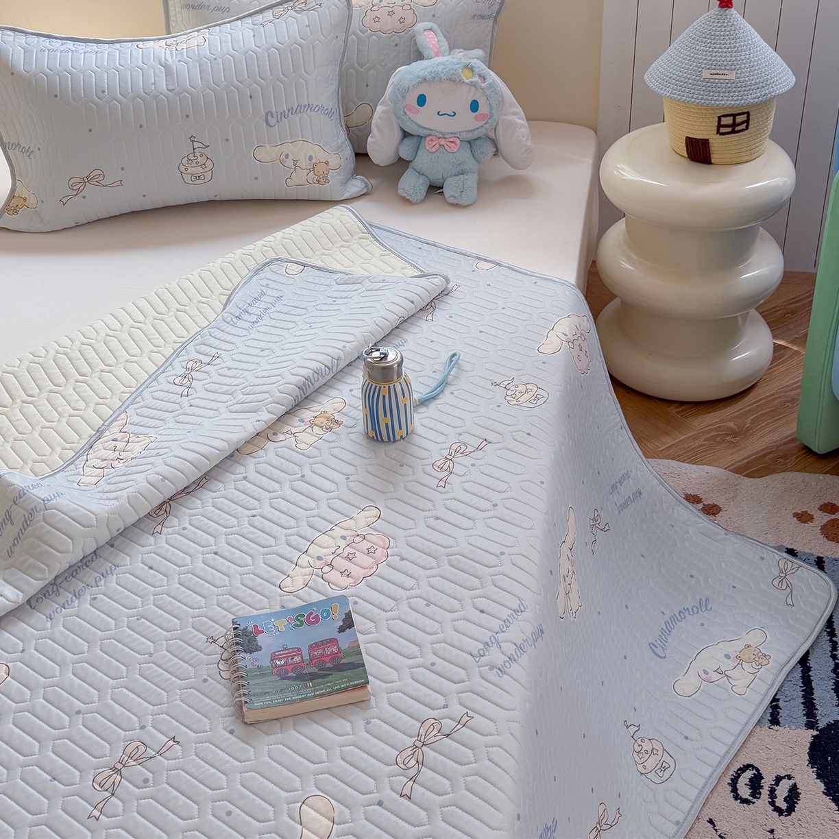 91家纺网 家纺一手货源 找家纺 桃子家居 2026新款A类正版授权三丽鸥高品质凉感丝乳胶席空调软席系列三件套 三丽鸥乳胶席-奶油蓝点大耳狗