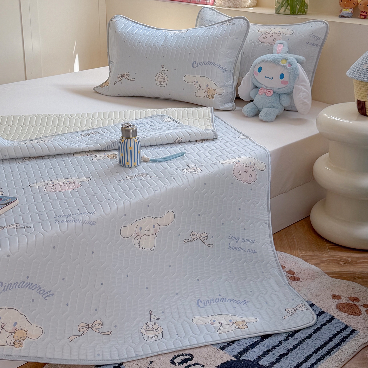 91家纺网 家纺一手货源 找家纺 桃子家居 2026新款A类正版授权三丽鸥高品质凉感丝乳胶席空调软席系列三件套 三丽鸥乳胶席-奶油蓝点大耳狗