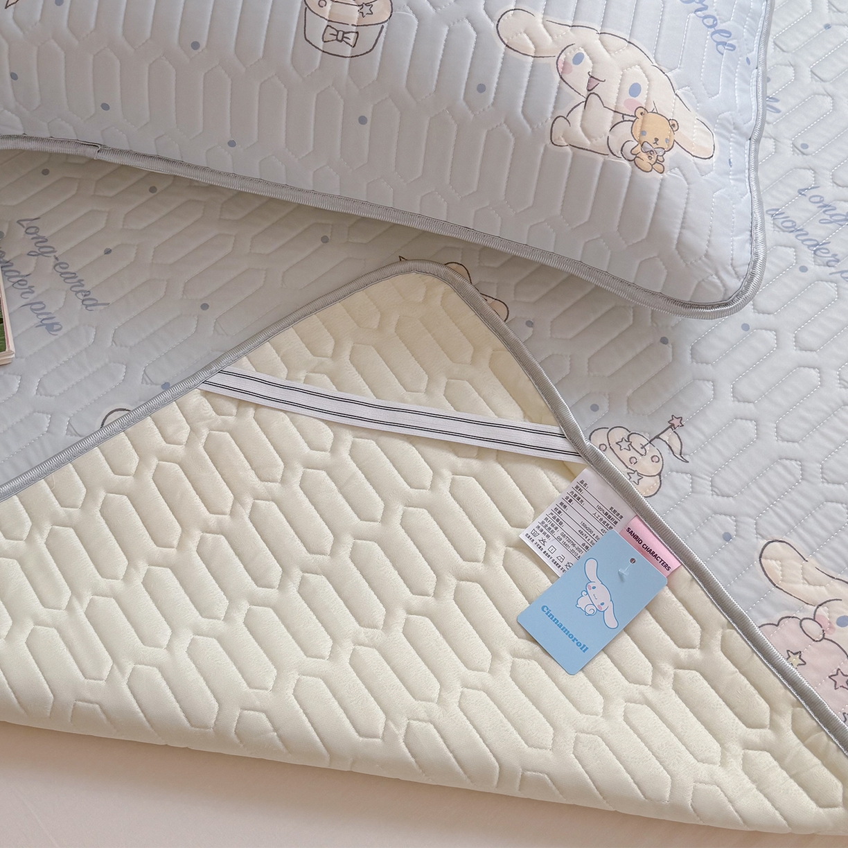 91家纺网 家纺一手货源 找家纺 桃子家居 2026新款A类正版授权三丽鸥高品质凉感丝乳胶席空调软席系列三件套 三丽鸥乳胶席-奶油蓝点大耳狗