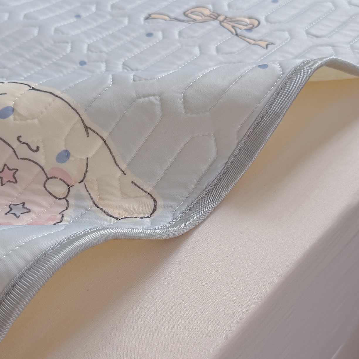 91家纺网 家纺一手货源 找家纺 桃子家居 2026新款A类正版授权三丽鸥高品质凉感丝乳胶席空调软席系列三件套 三丽鸥乳胶席-奶油蓝点大耳狗