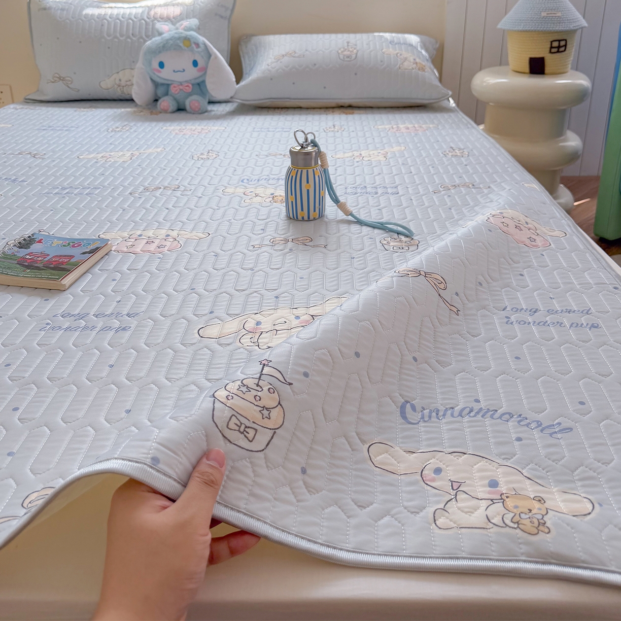 91家纺网 家纺一手货源 找家纺 桃子家居 2026新款A类正版授权三丽鸥高品质凉感丝乳胶席空调软席系列三件套 三丽鸥乳胶席-奶油蓝点大耳狗