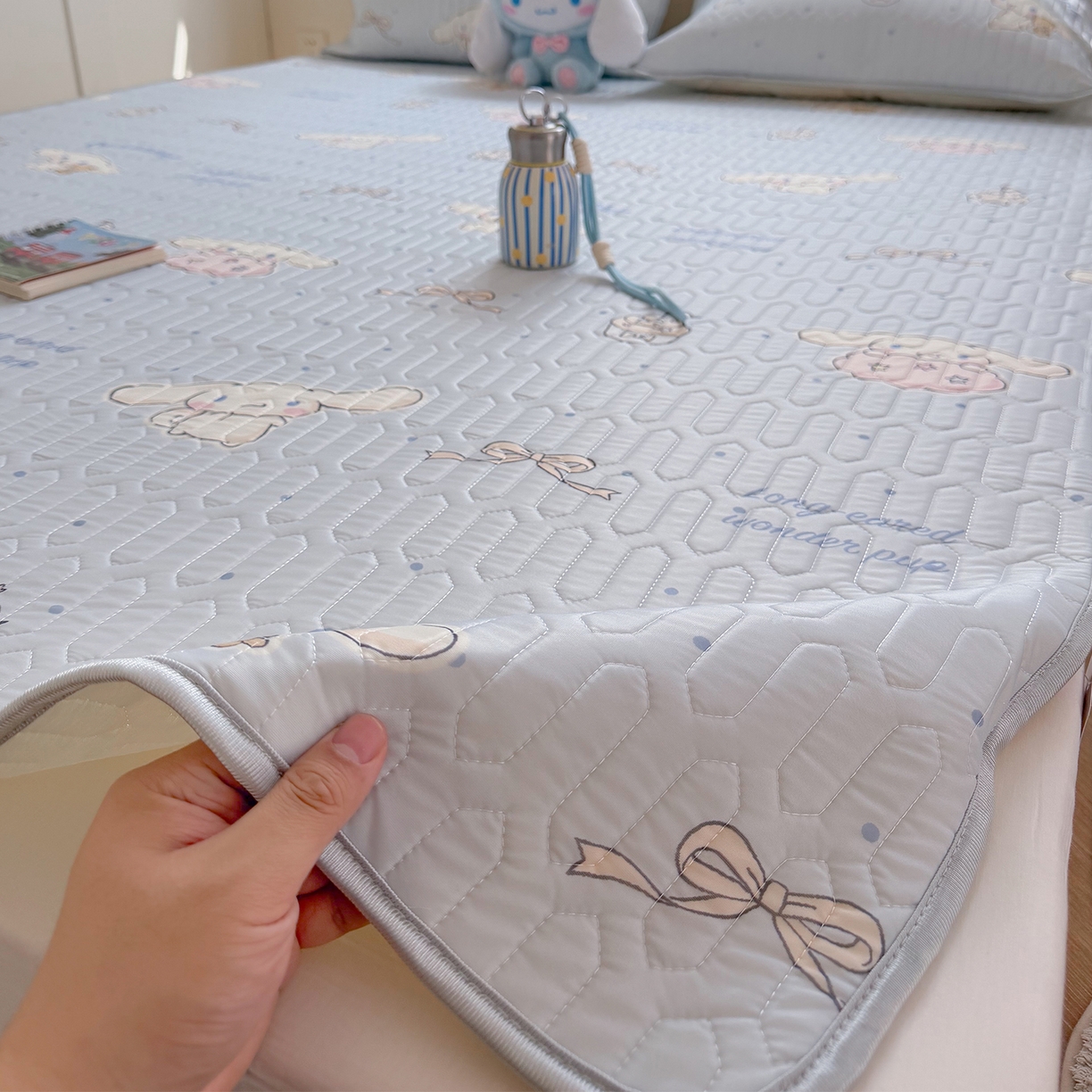 91家纺网 家纺一手货源 找家纺 桃子家居 2026新款A类正版授权三丽鸥高品质凉感丝乳胶席空调软席系列三件套 三丽鸥乳胶席-奶油蓝点大耳狗