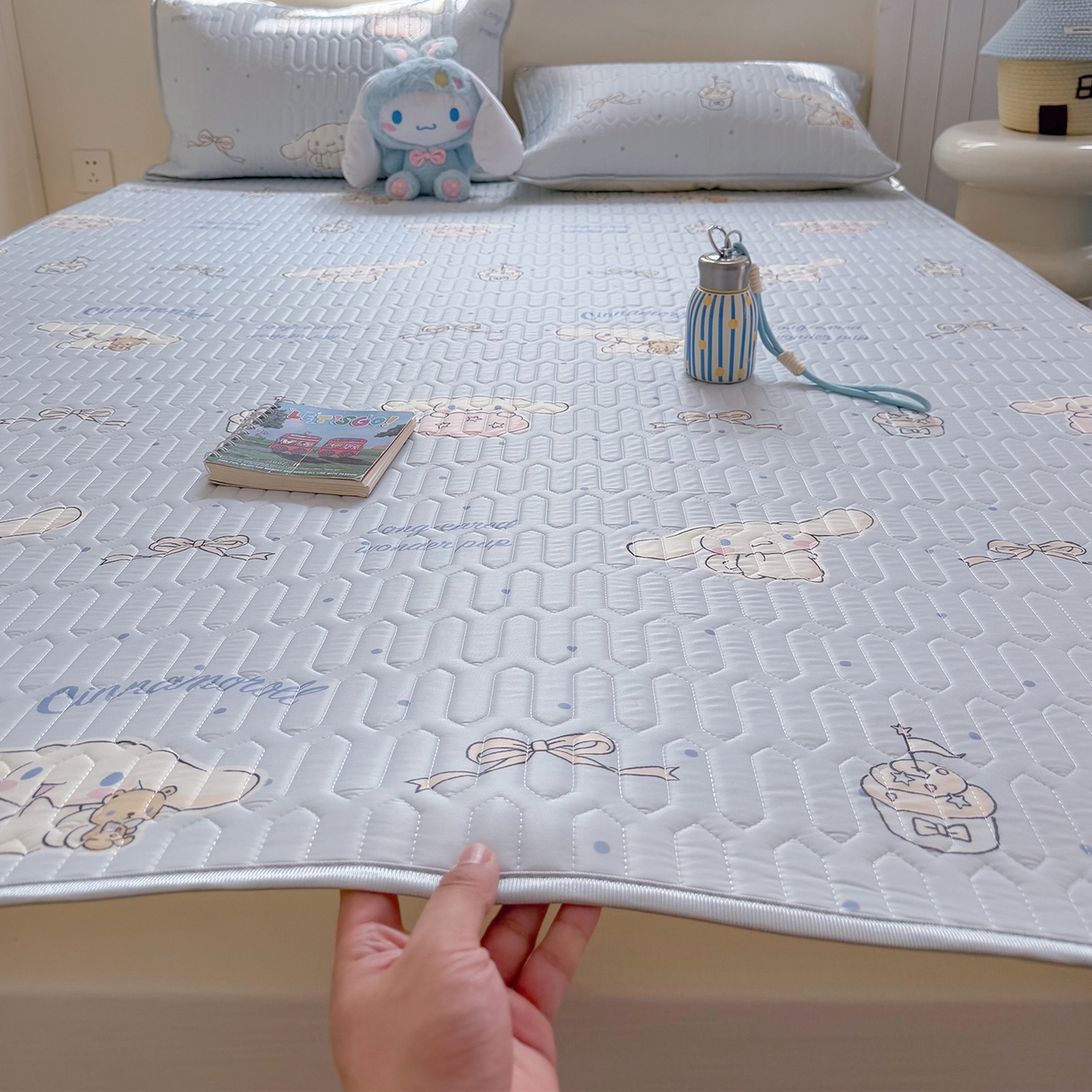 91家纺网 家纺一手货源 找家纺 桃子家居 2026新款A类正版授权三丽鸥高品质凉感丝乳胶席空调软席系列三件套 三丽鸥乳胶席-奶油蓝点大耳狗