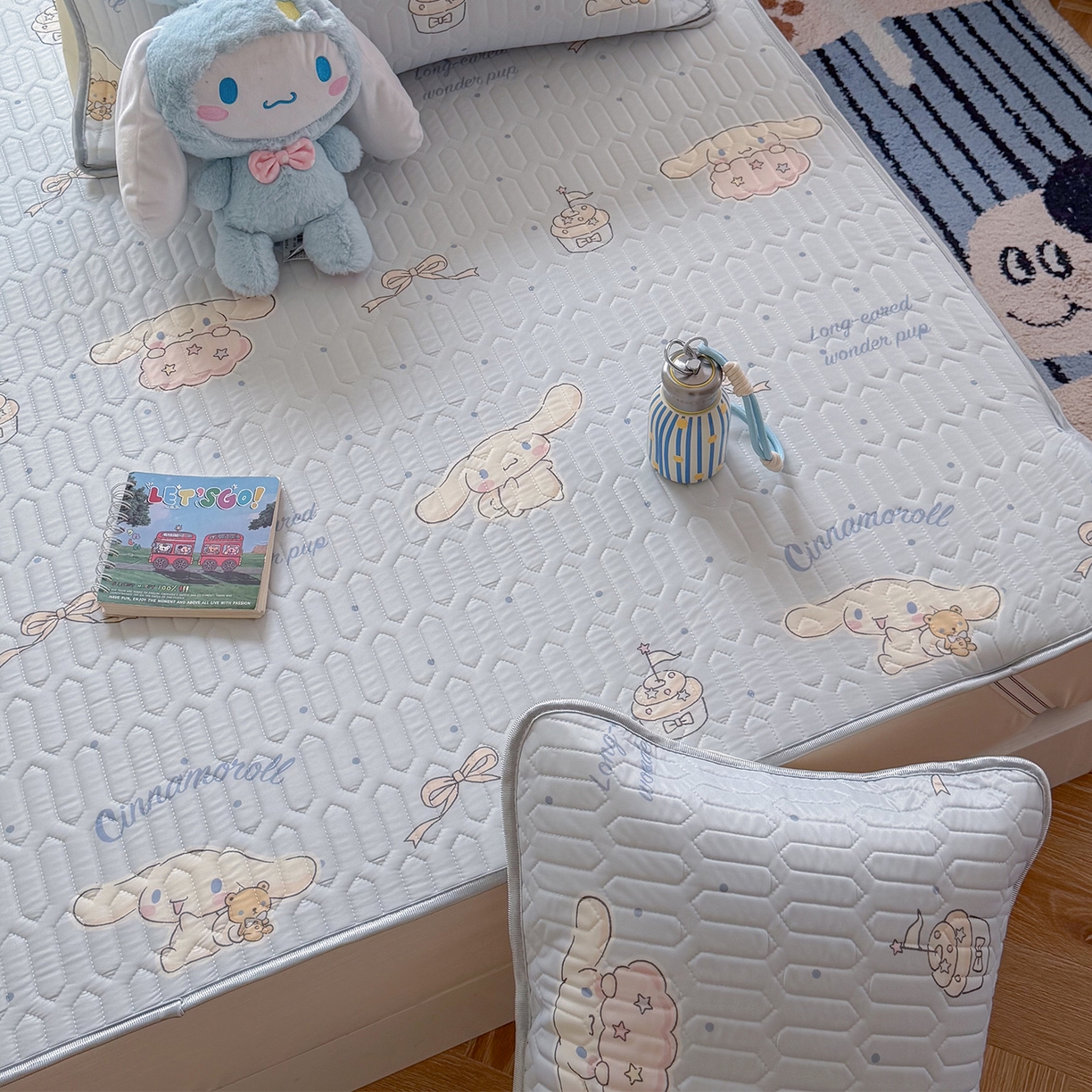 91家纺网 家纺一手货源 找家纺 桃子家居 2026新款A类正版授权三丽鸥高品质凉感丝乳胶席空调软席系列三件套 三丽鸥乳胶席-奶油蓝点大耳狗