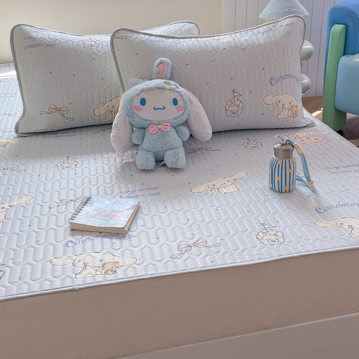 91家纺网 家纺一手货源 找家纺 桃子家居 2026新款A类正版授权三丽鸥高品质凉感丝乳胶席空调软席系列三件套 三丽鸥乳胶席-奶油蓝点大耳狗