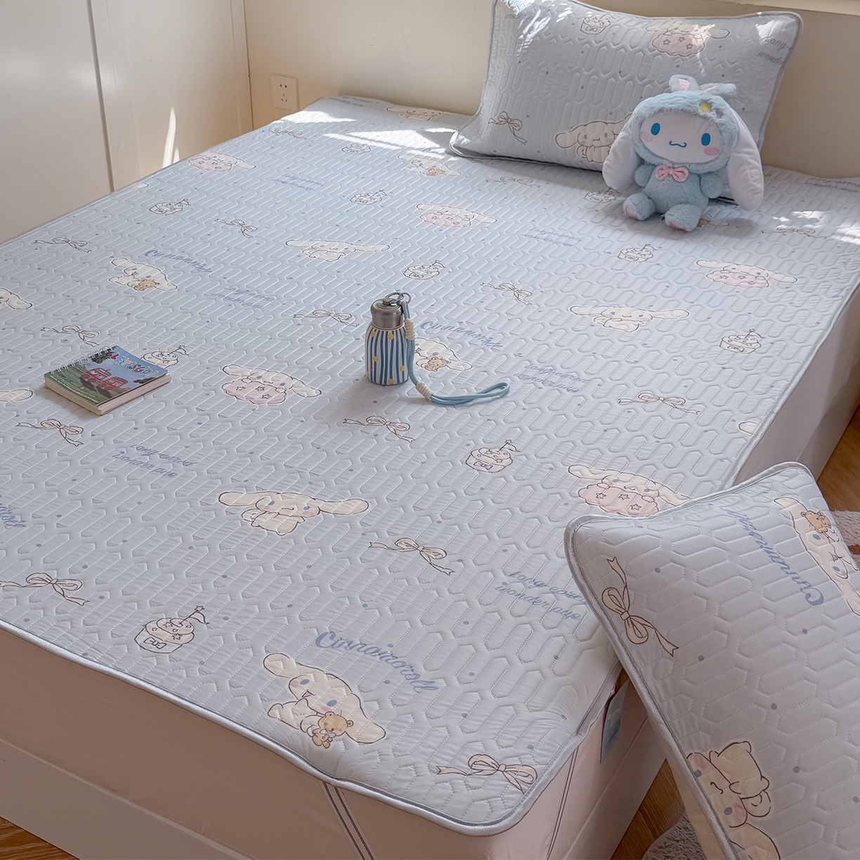 91家纺网 家纺一手货源 找家纺 桃子家居 2026新款A类正版授权三丽鸥高品质凉感丝乳胶席空调软席系列三件套 三丽鸥乳胶席-奶油蓝点大耳狗