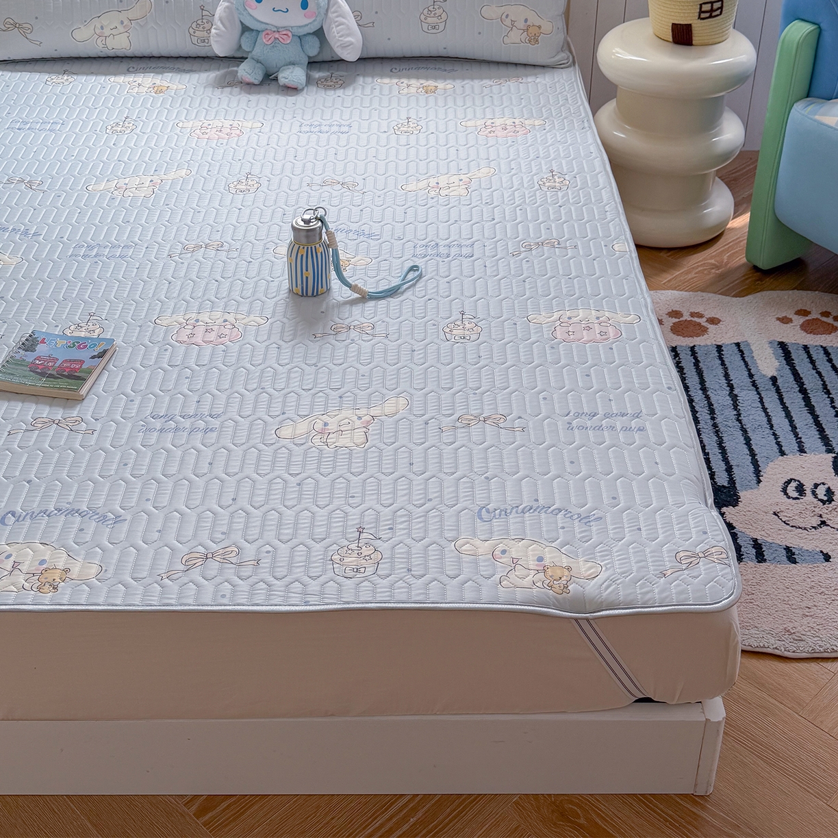 91家纺网 家纺一手货源 找家纺 桃子家居 2026新款A类正版授权三丽鸥高品质凉感丝乳胶席空调软席系列三件套 三丽鸥乳胶席-奶油蓝点大耳狗