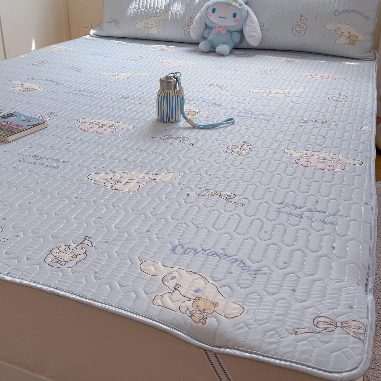 91家纺网 家纺一手货源 找家纺 桃子家居 2026新款A类正版授权三丽鸥高品质凉感丝乳胶席空调软席系列三件套 三丽鸥乳胶席-奶油蓝点大耳狗