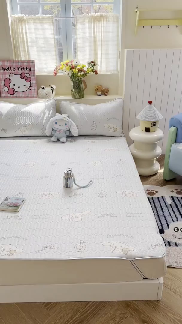 91家纺网 家纺一手货源 找家纺 桃子家居 2026新款A类正版授权三丽鸥高品质凉感丝乳胶席空调软席系列三件套 三丽鸥乳胶席-奶油蓝点大耳狗