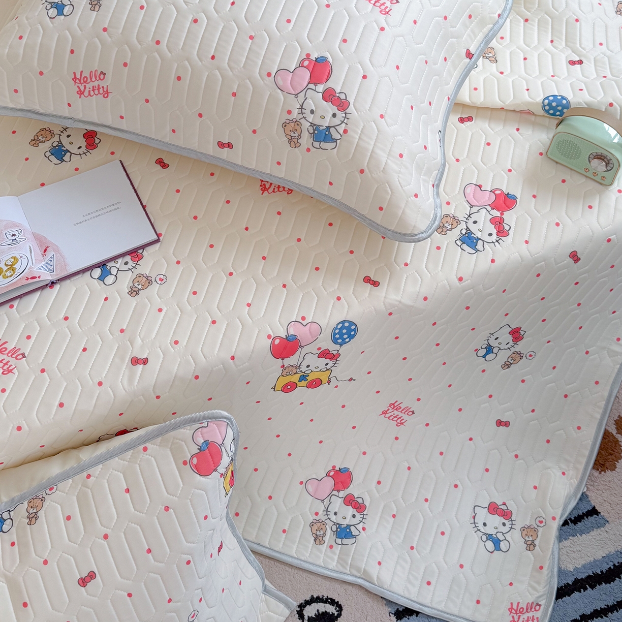 91家纺网 家纺一手货源 找家纺 桃子家居 2026新款A类正版授权三丽鸥高品质凉感丝乳胶席空调软席系列三件套 三丽鸥乳胶席-气球美美KT