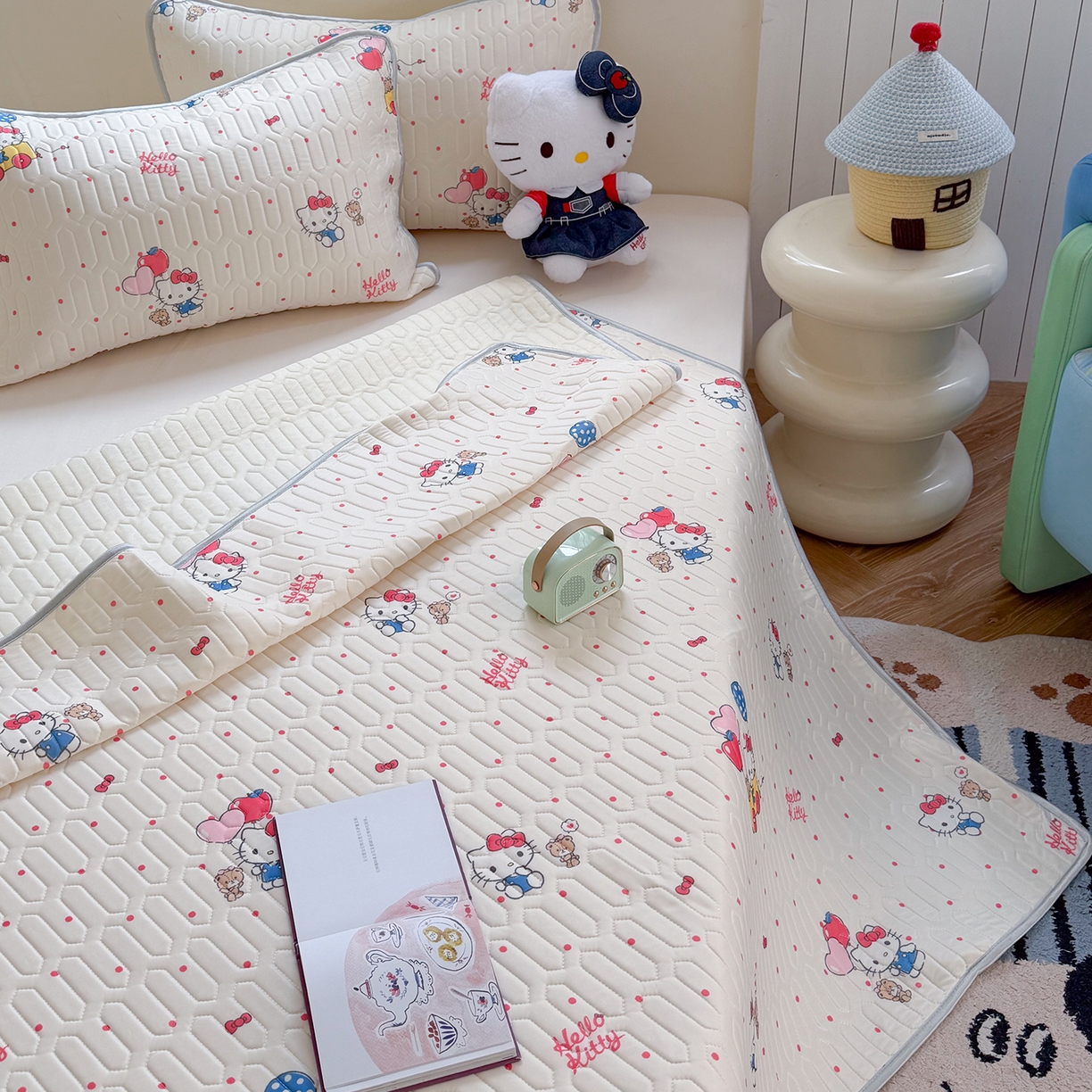 91家纺网 家纺一手货源 找家纺 桃子家居 2026新款A类正版授权三丽鸥高品质凉感丝乳胶席空调软席系列三件套 三丽鸥乳胶席-气球美美KT