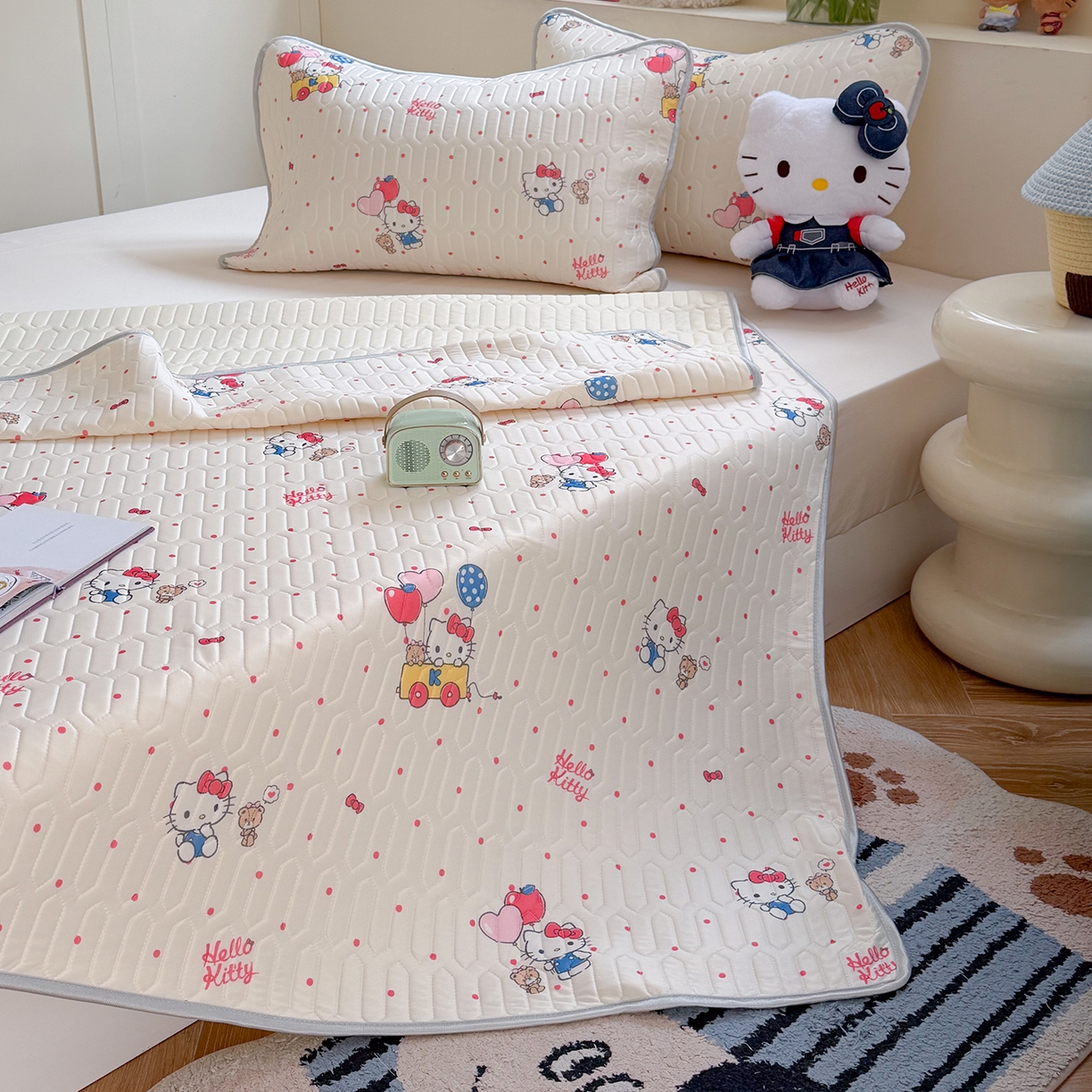 91家纺网 家纺一手货源 找家纺 桃子家居 2026新款A类正版授权三丽鸥高品质凉感丝乳胶席空调软席系列三件套 三丽鸥乳胶席-气球美美KT