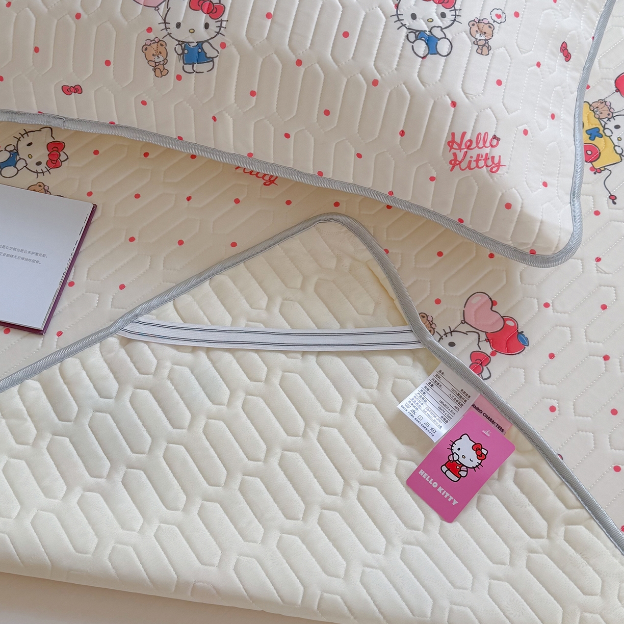 91家纺网 家纺一手货源 找家纺 桃子家居 2026新款A类正版授权三丽鸥高品质凉感丝乳胶席空调软席系列三件套 三丽鸥乳胶席-气球美美KT