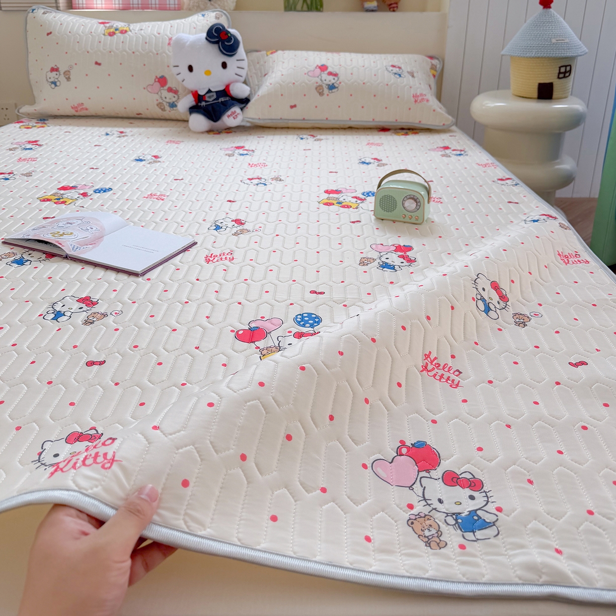 91家纺网 家纺一手货源 找家纺 桃子家居 2026新款A类正版授权三丽鸥高品质凉感丝乳胶席空调软席系列三件套 三丽鸥乳胶席-气球美美KT