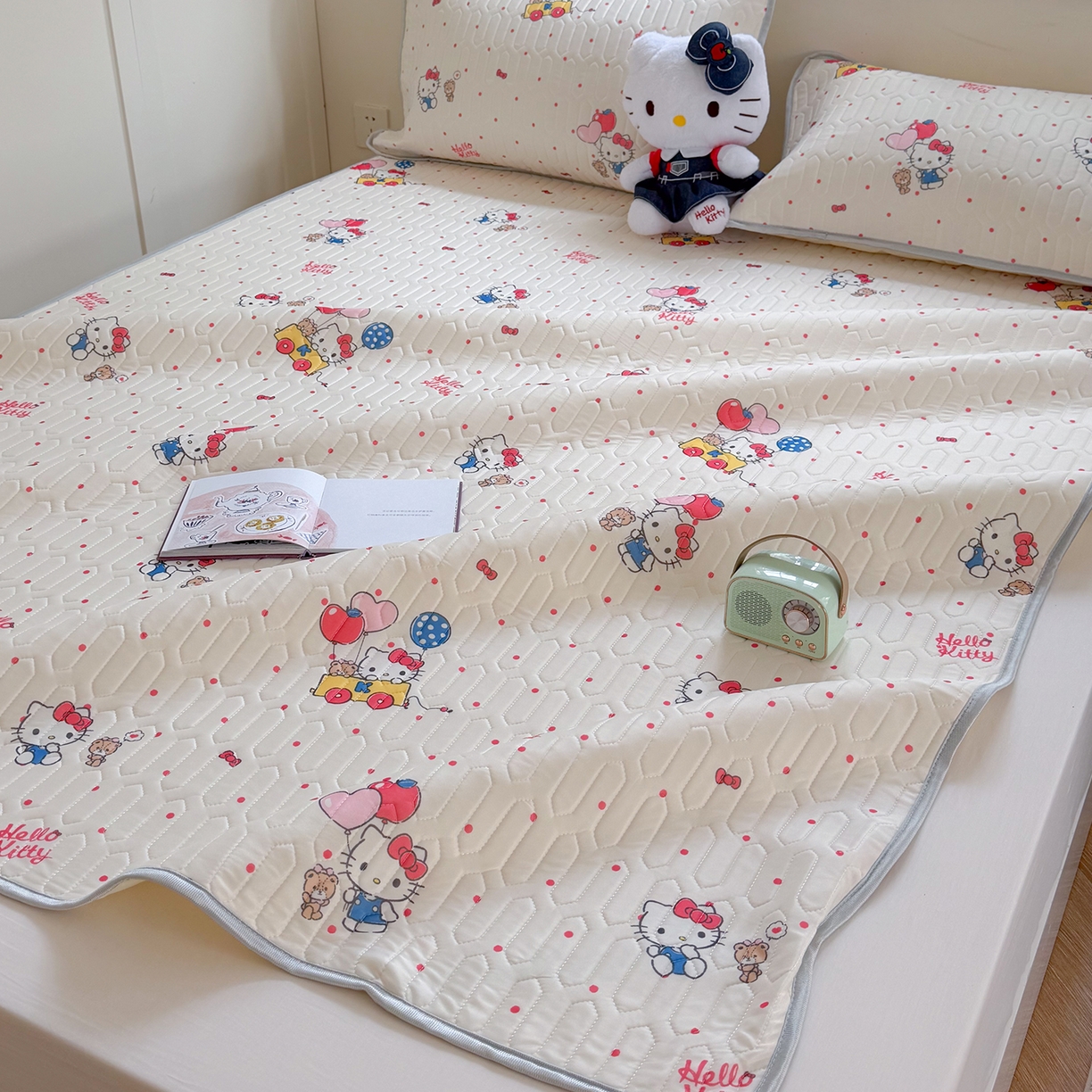 91家纺网 家纺一手货源 找家纺 桃子家居 2026新款A类正版授权三丽鸥高品质凉感丝乳胶席空调软席系列三件套 三丽鸥乳胶席-气球美美KT