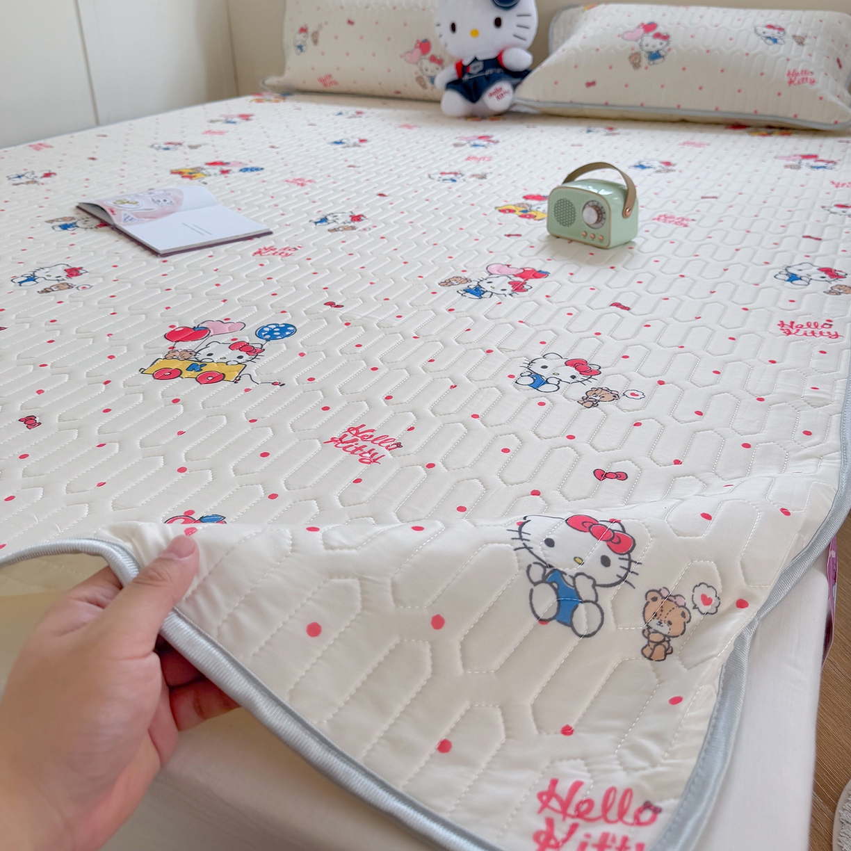 91家纺网 家纺一手货源 找家纺 桃子家居 2026新款A类正版授权三丽鸥高品质凉感丝乳胶席空调软席系列三件套 三丽鸥乳胶席-气球美美KT