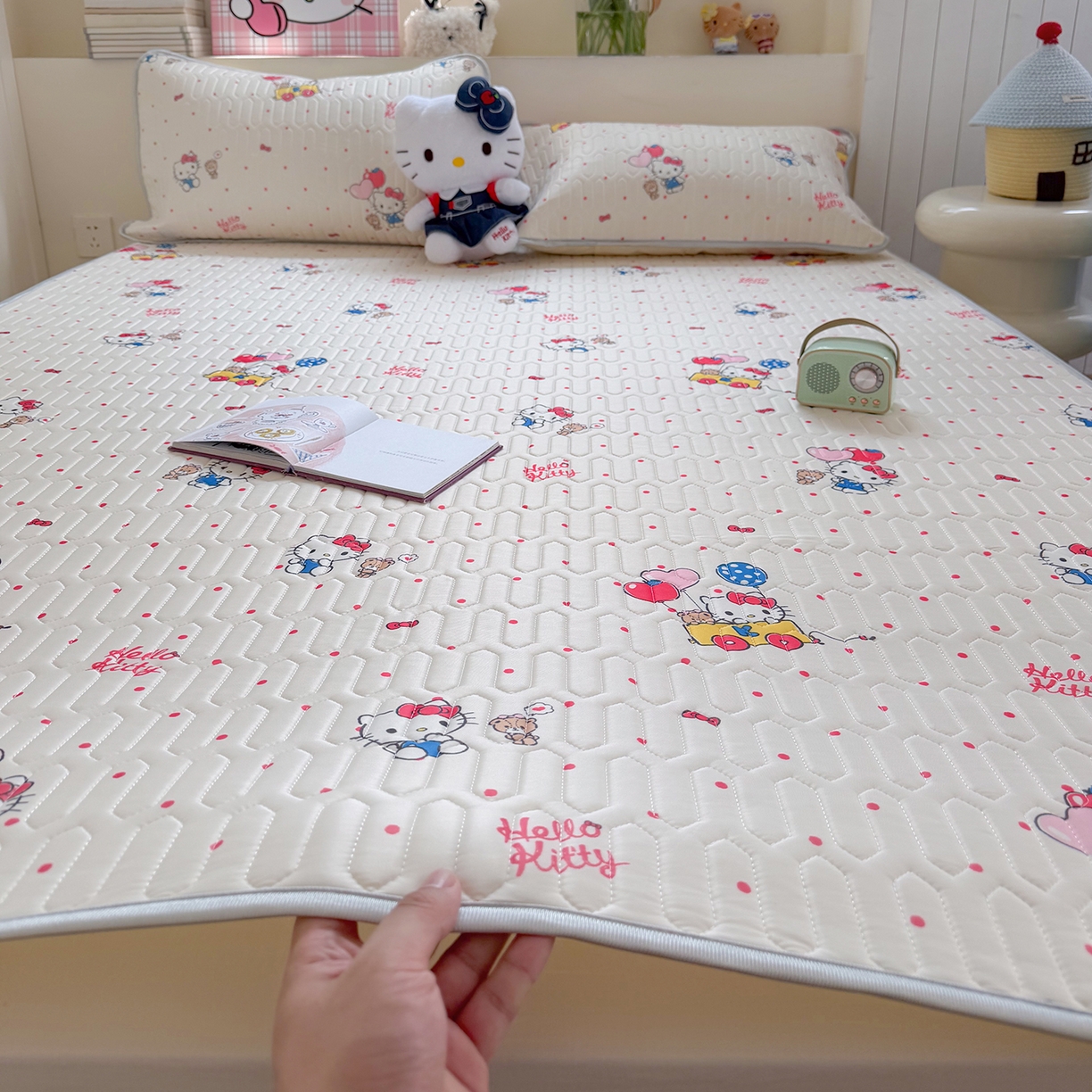 91家纺网 家纺一手货源 找家纺 桃子家居 2026新款A类正版授权三丽鸥高品质凉感丝乳胶席空调软席系列三件套 三丽鸥乳胶席-气球美美KT