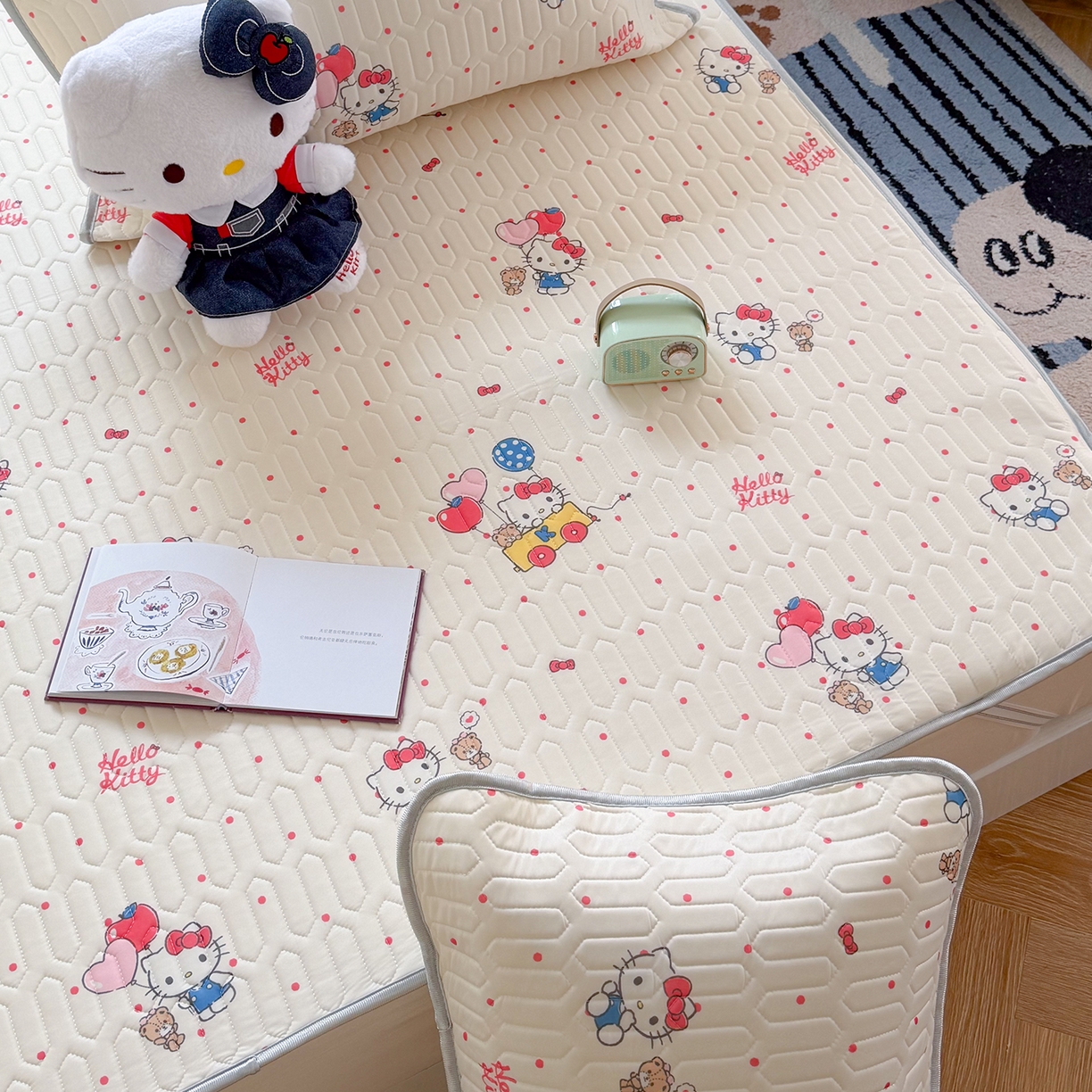 91家纺网 家纺一手货源 找家纺 桃子家居 2026新款A类正版授权三丽鸥高品质凉感丝乳胶席空调软席系列三件套 三丽鸥乳胶席-气球美美KT