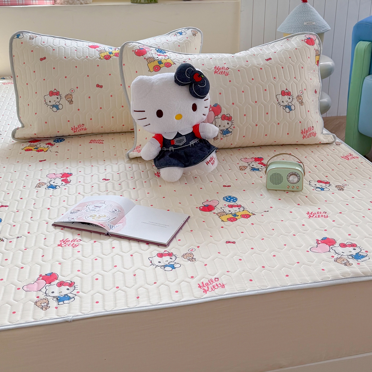 91家纺网 家纺一手货源 找家纺 桃子家居 2026新款A类正版授权三丽鸥高品质凉感丝乳胶席空调软席系列三件套 三丽鸥乳胶席-气球美美KT