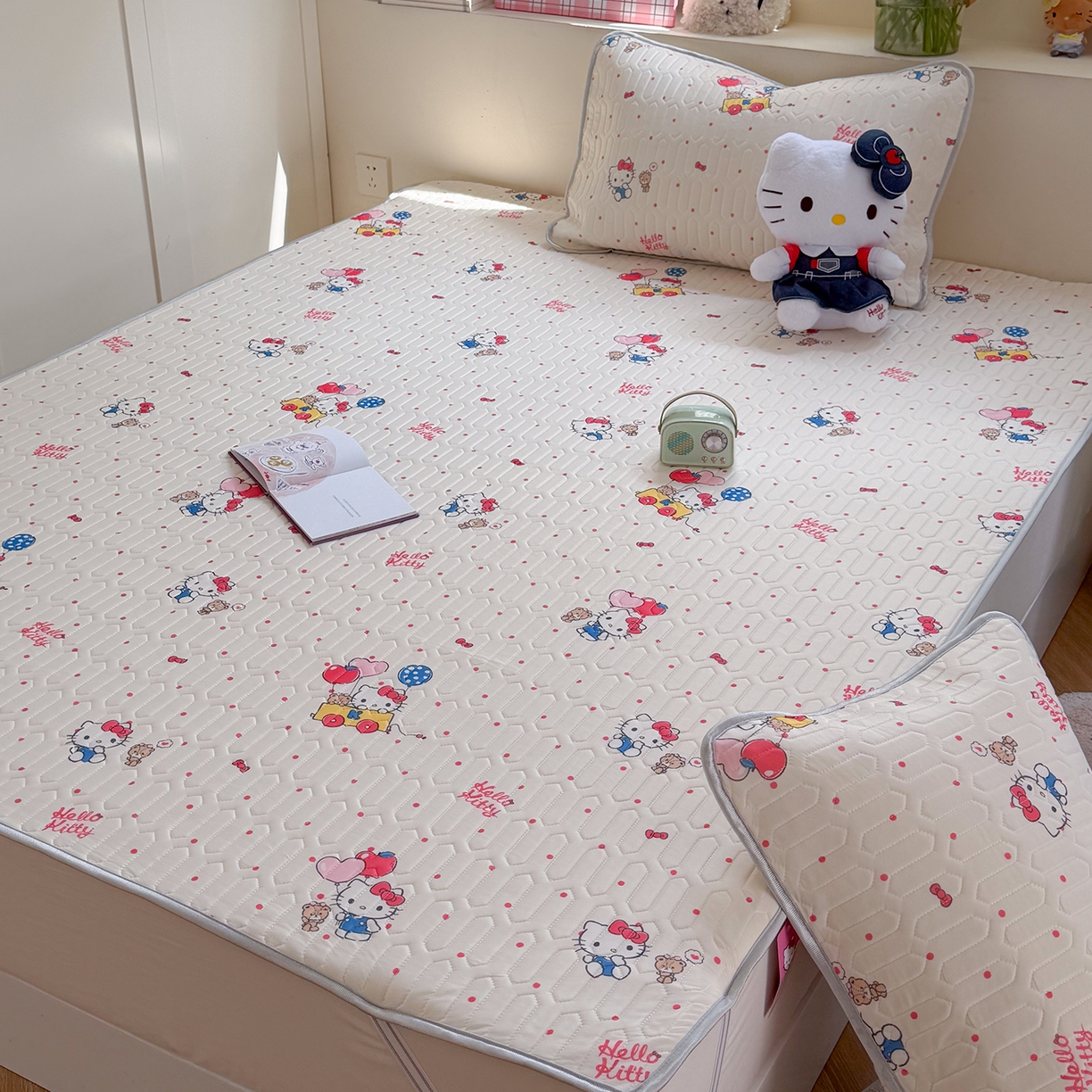 91家纺网 家纺一手货源 找家纺 桃子家居 2026新款A类正版授权三丽鸥高品质凉感丝乳胶席空调软席系列三件套 三丽鸥乳胶席-气球美美KT